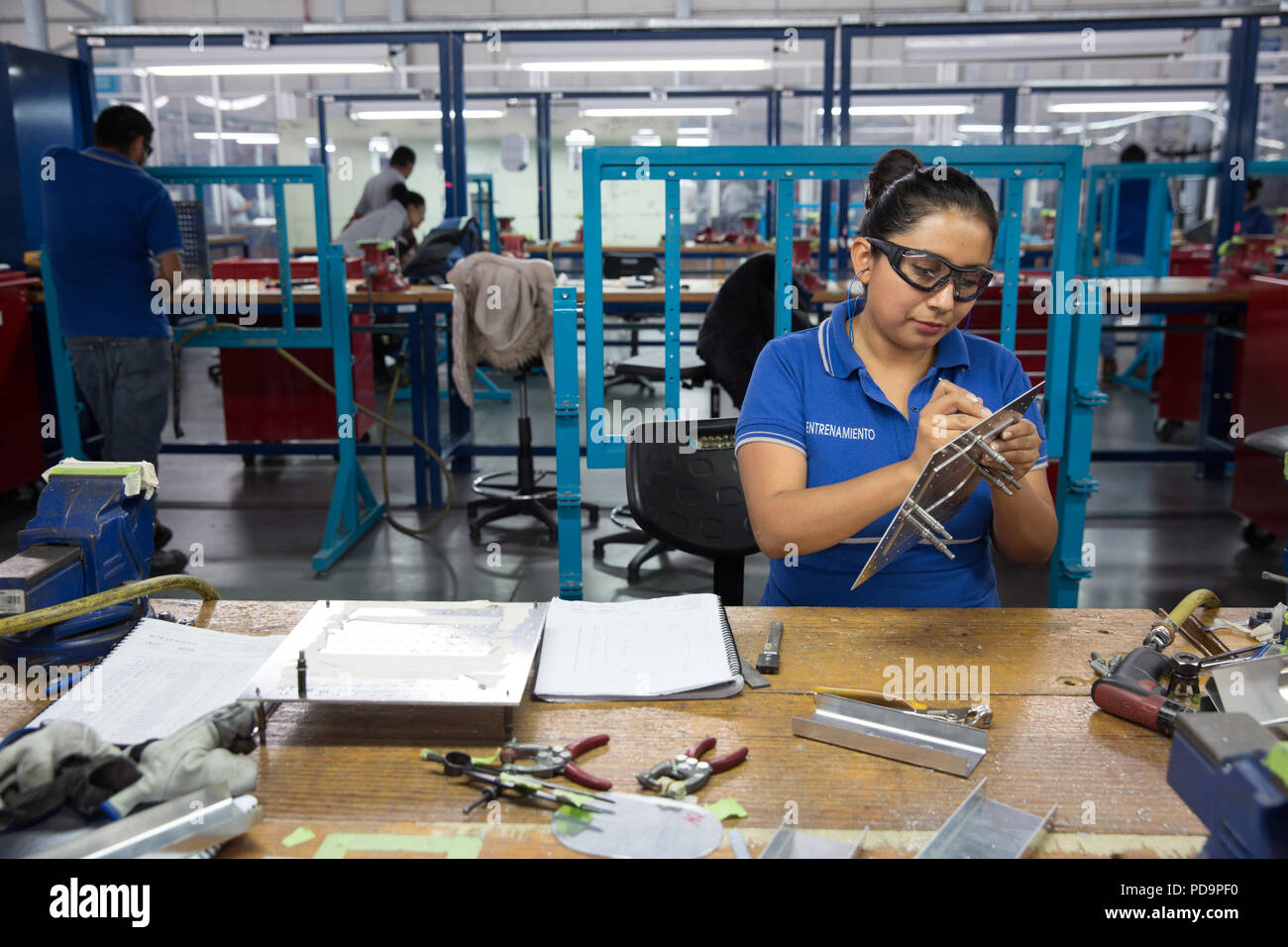 Claudia Martinez Lopez R 29 Practicas Montaje De Paneles De Aluminio Para Aviones De Pasajeros Airbus Como Parte De Un Programa De Entrenamiento Patrocinadas Por La Empresa En El Fotografia De Stock