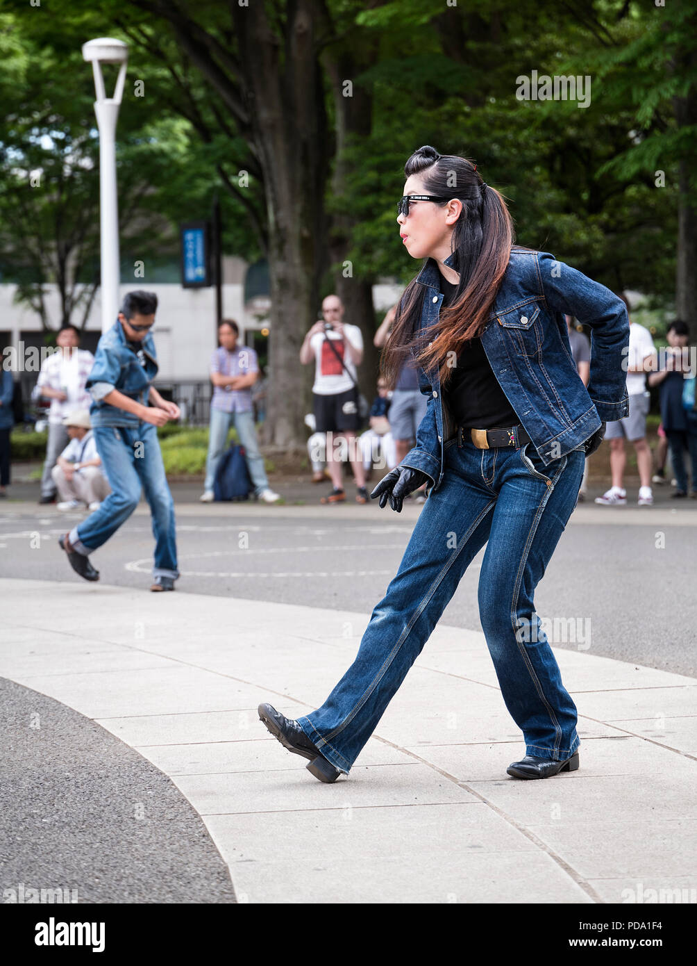 La isla de Japón, Honshu, Kanto, Tokio, rockabilly bailarines en Yoyogi Park. Foto de stock