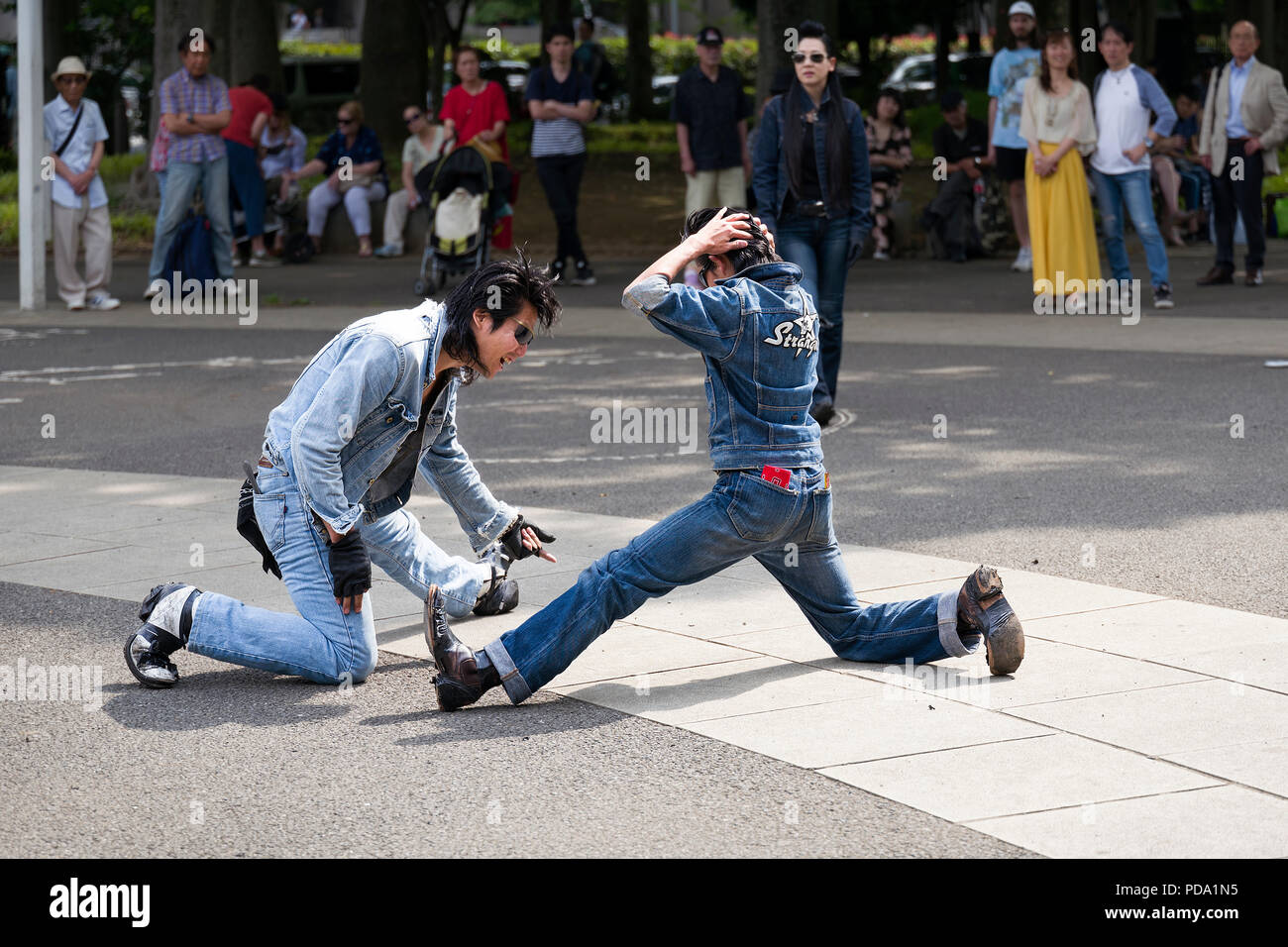 La isla de Japón, Honshu, Kanto, Tokio, rockabilly bailarines en Yoyogi Park. Foto de stock