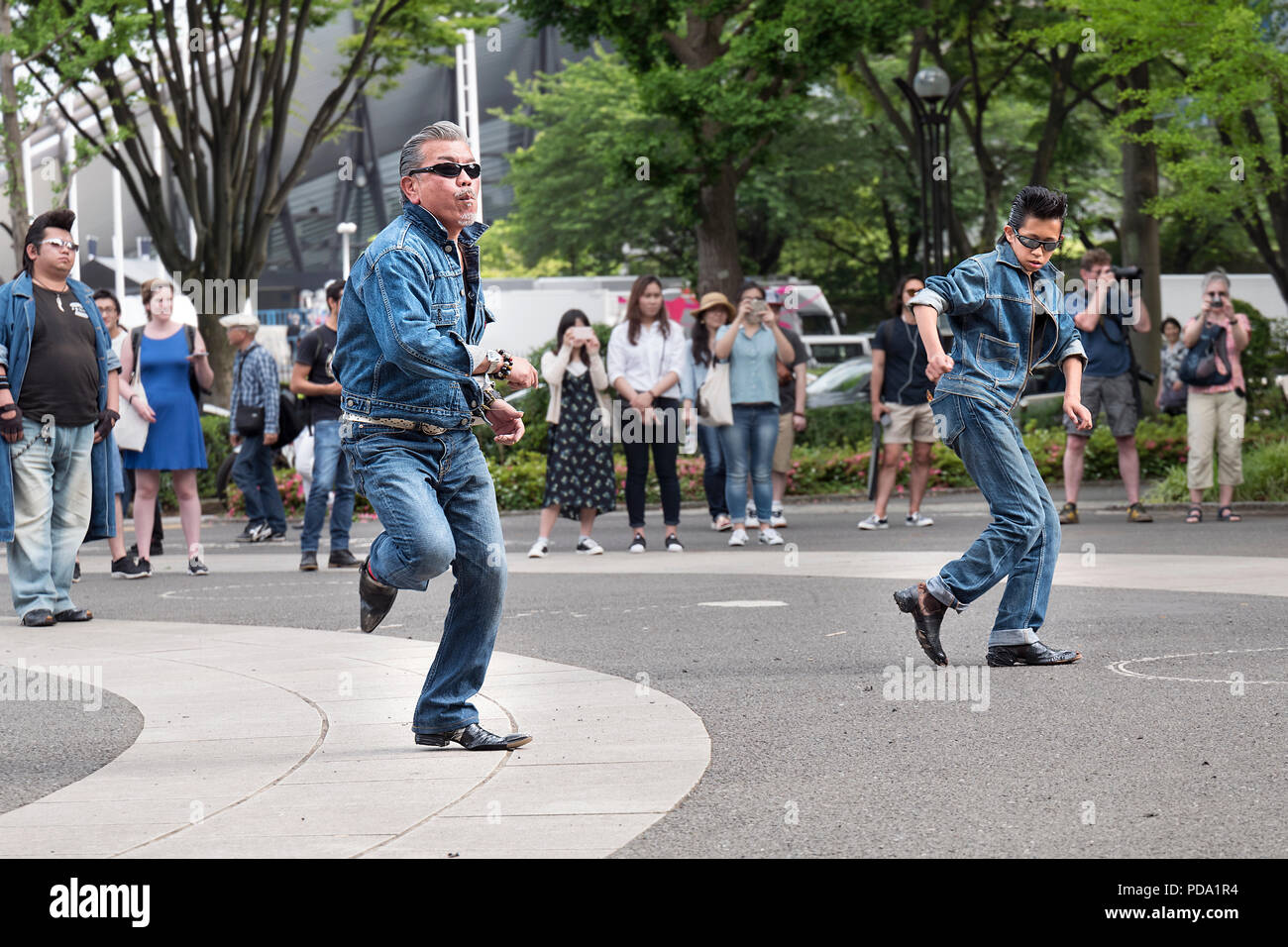 La isla de Japón, Honshu, Kanto, Tokio, rockabilly bailarines en Yoyogi Park. Foto de stock