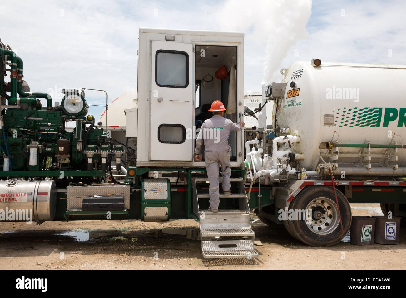Javier Azuara, un trabajador con contrato de Pemex, bombas de nitrógeno líquido en un pozo petrolero de Pemex en la zona rural del estado de Tabasco, México el 18 de junio de 2018. Crédito de la foto por B Foto de stock