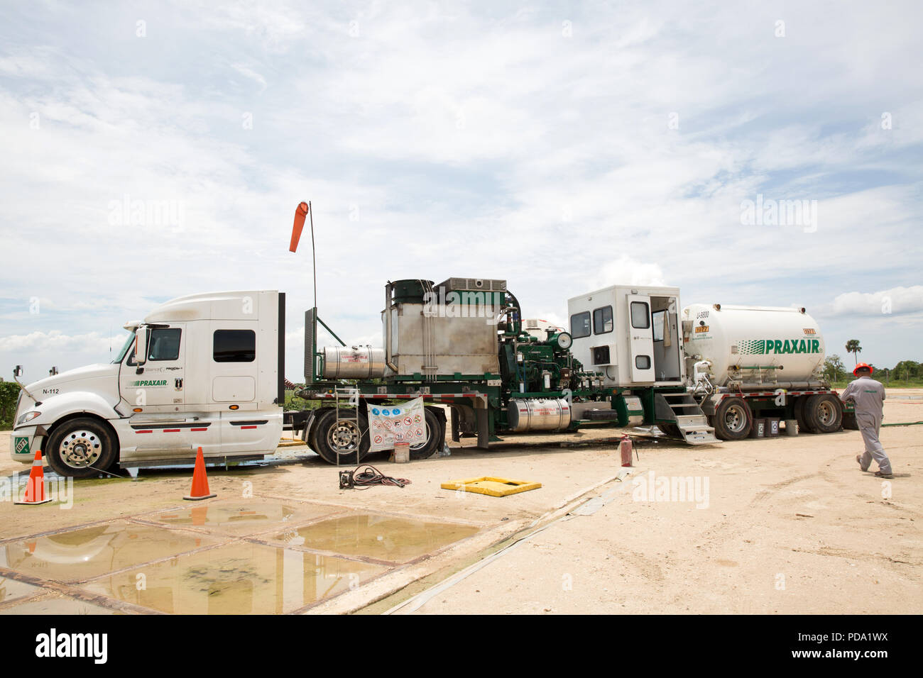 Javier Azuara, un trabajador con contrato de Pemex, bombas de nitrógeno líquido en un pozo petrolero de Pemex en la zona rural del estado de Tabasco, México el 18 de junio de 2018. Crédito de la foto por B Foto de stock