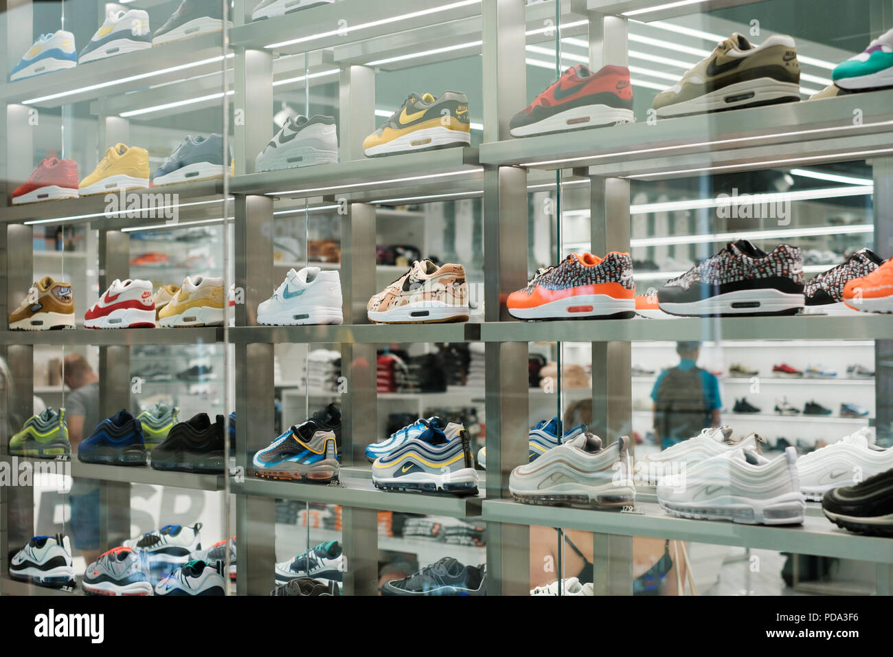 Berlín, Alemania - Julio 2018: colección de zapatillas Nike / calzado  deportivo en ventana de compra en la tienda en Berlin Fotografía de stock -  Alamy