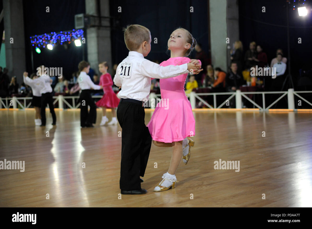 Bebé bailarines actuando en el salón de baile durante la Copa de Ucrania  entre juniors y bebés. El 25 de julio de 2018. Kiev, Ucrania Fotografía de  stock - Alamy