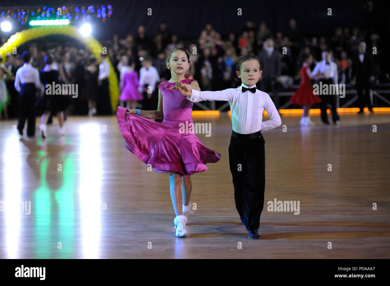 Bebé bailarines actuando en el salón de baile durante la Copa de Ucrania  entre juniors y bebés. El 25 de julio de 2018. Kiev, Ucrania Fotografía de  stock - Alamy