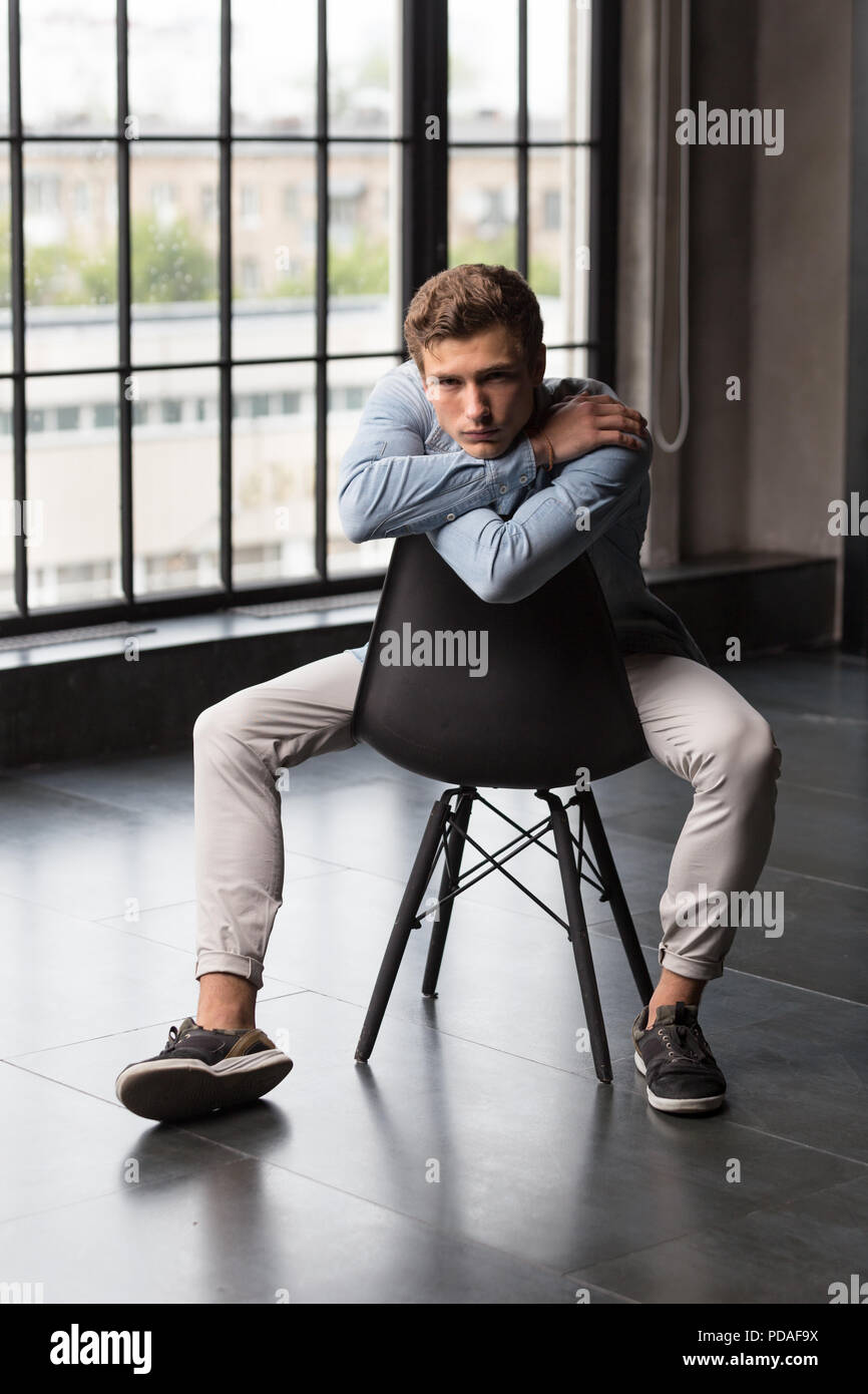 Pantalon blanco 2025 con camisa azul