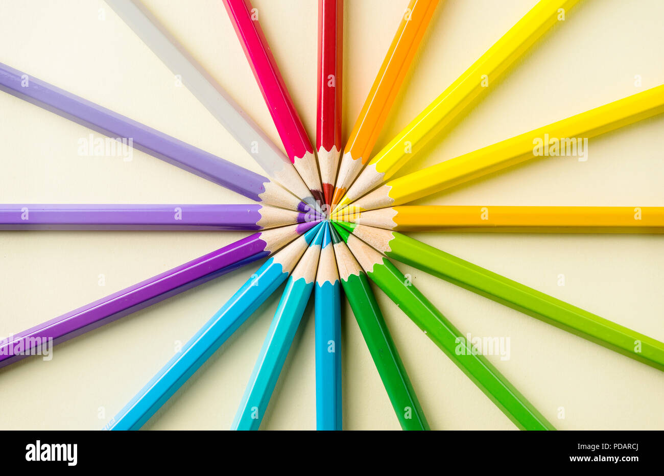 Concepto de negocio - vista superior del círculo a lápiz de color sobre papel de color amarillo, el trabajo en equipo, el Fondo de las naciones y el concepto de comunicación Foto de stock