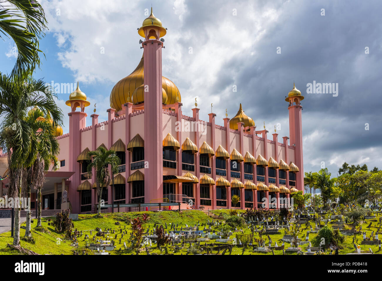 Mezquita de la ciudad de Kuching y alrededores del cementerio. Sarawak, Malasia. Foto de stock
