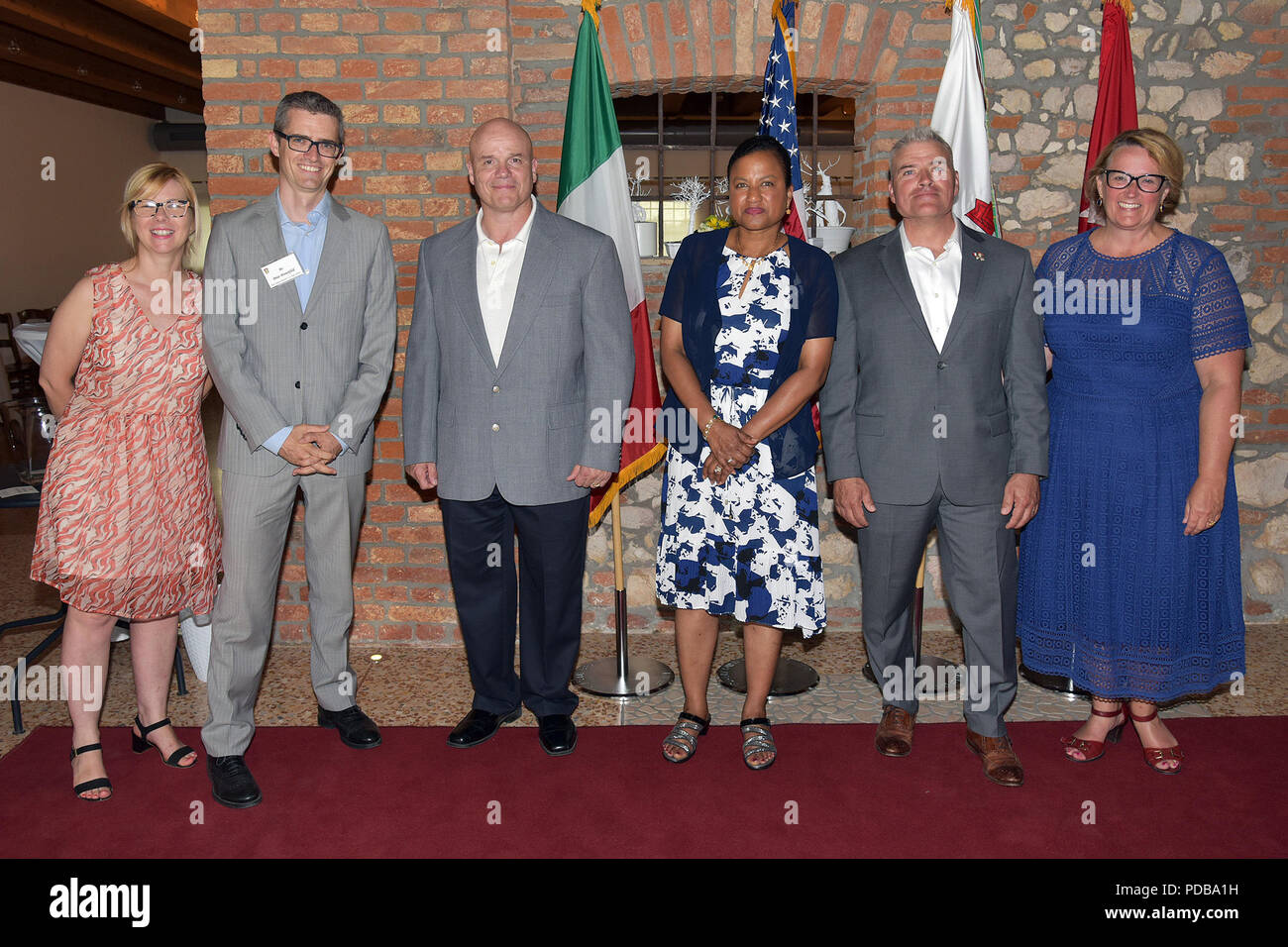 Desde la izquierda la Sra. Angela Balbo, Asesor de la nación anfitriona Asistente Ejecutiva (intérprete/traductor), Sr. Peter Brownfeld USARAF, Asesor de la nación anfitriona, el Ejército de los Estados Unidos en gral. Gen. Roger L. Cloutier, comandante del Ejército de EE.UU. África, la Sra. Diane Cloutier, mando del sargento. My Jeremiah E. Inman, el Ejército de los Estados Unidos en África senior líder alistados, y la Sra. Vicky Inman posan para una fotografía durante una reciente USARAF Relaciones Comunitarias (COMREL) evento en Corte di Casale, Vicenza, Italia el 2 de agosto, 2018. (Foto por Davide Dalla Massara del Ejército de EE.UU.) Foto de stock