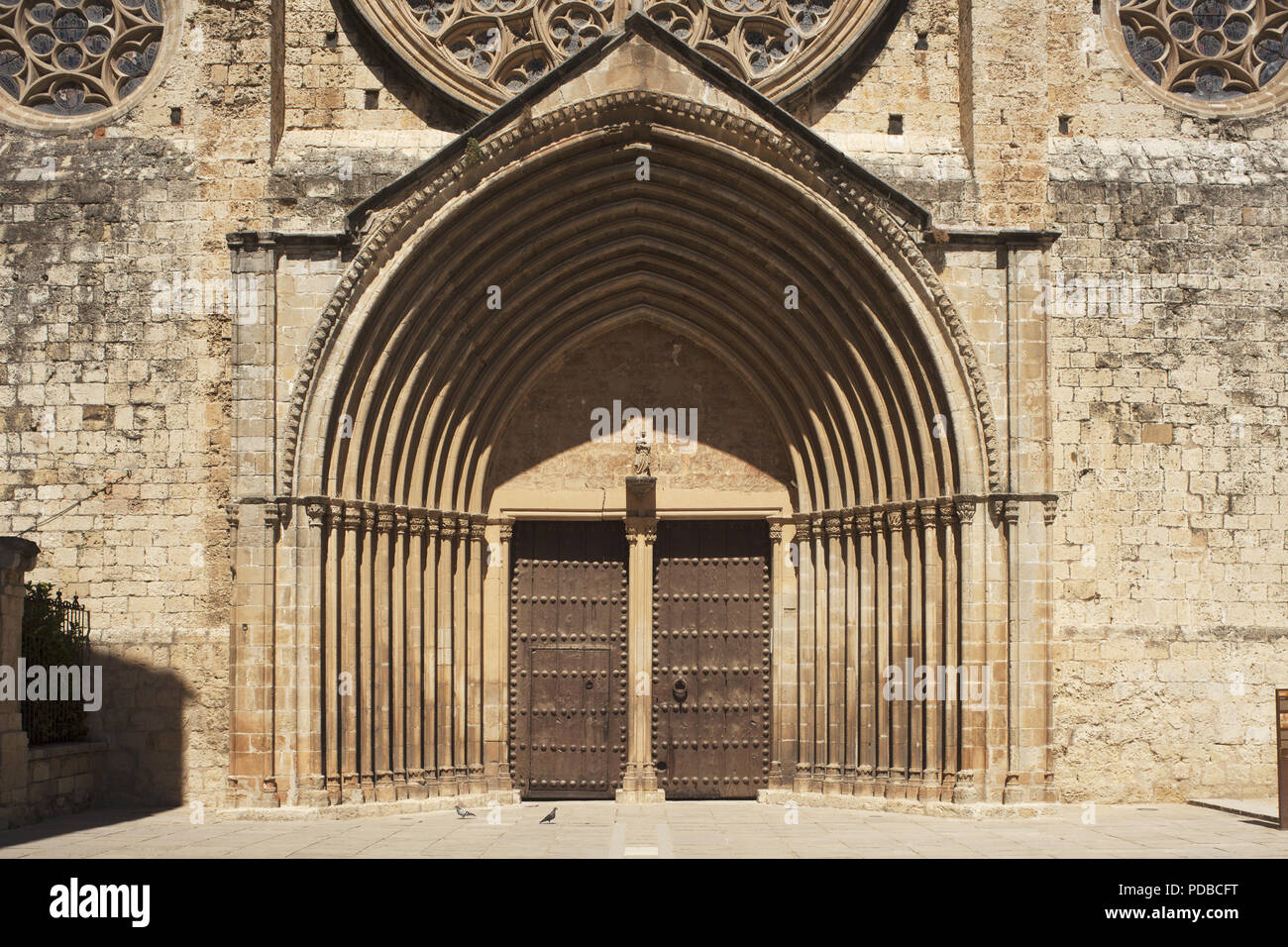 Kloster Sant Cugat del Vallès, Portal Foto de stock