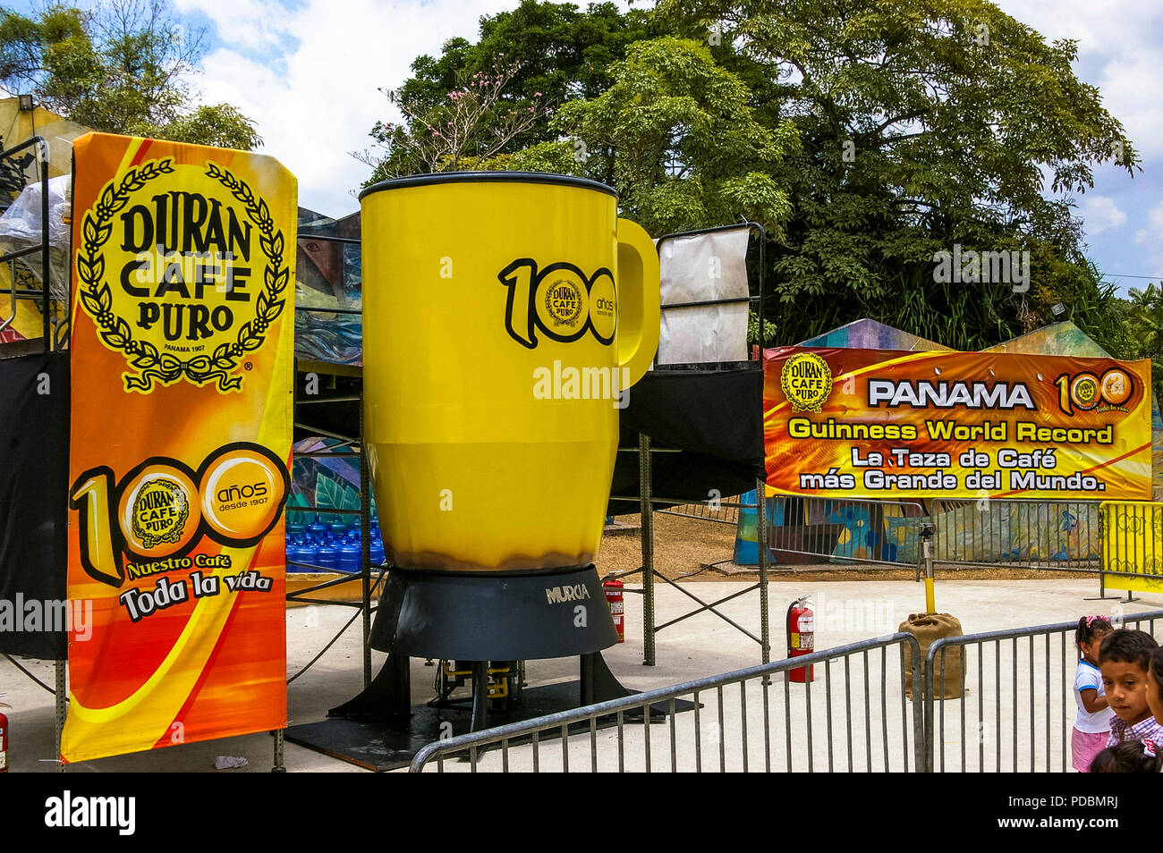 Récord Guinness de la taza de café más grande en el mundo del Café Duran  Panamá Fotografía de stock - Alamy