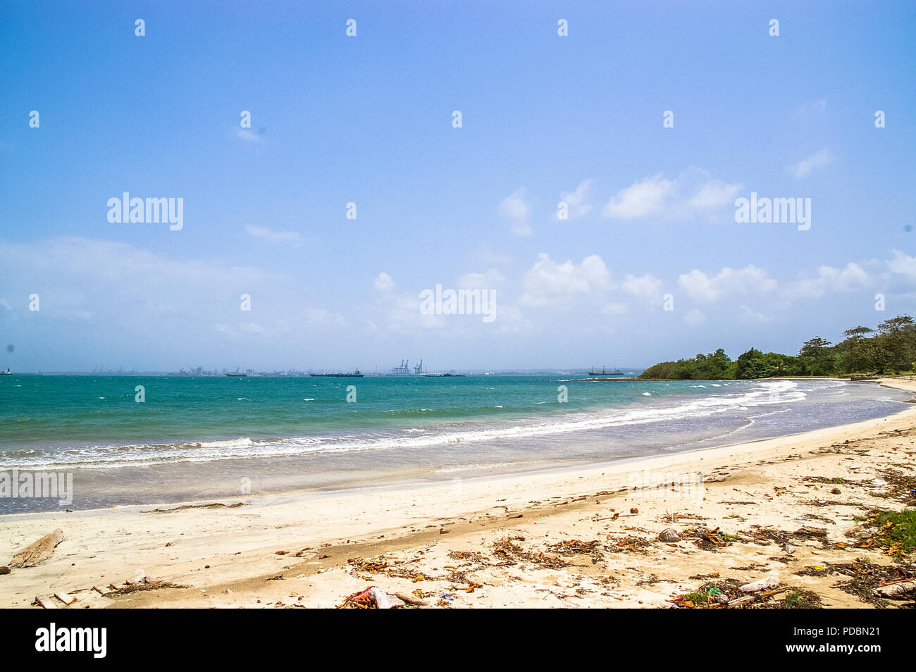 Vista desde la playa en Fort Sherman al puerto de Colón en Panamá