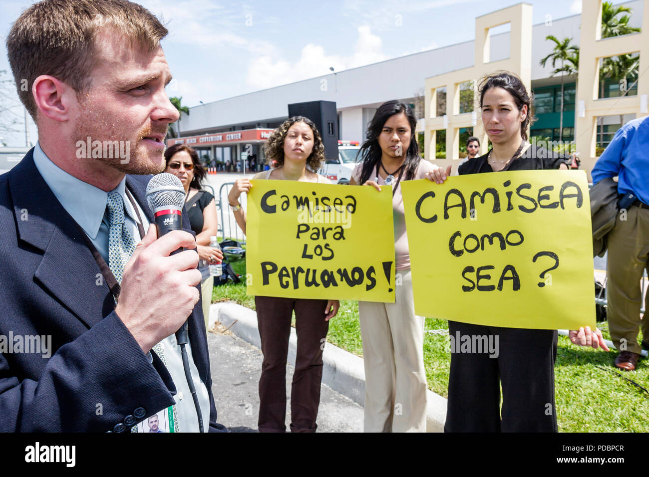 Miami Beach Florida,Centro de Convenciones,centro,Banco Interamericano de Desarrollo,banca,BID,reunión,Amazon Watch,rally anti biocombustibles,protesta,wome hispano Foto de stock