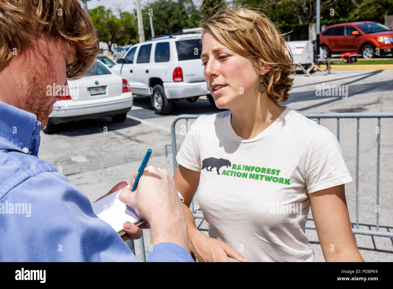 Miami Beach Florida,Centro de Convenciones,centro,Banco Interamericano de Desarrollo,banca,BID,reunión anual,Amazon Watch,rally anti biocombustibles,protesta,mujer Foto de stock