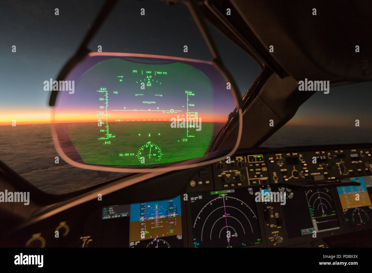 HUD Heads Up Display en la cabina de vuelo de un avión de transporte de aviones comerciales modernos Foto de stock