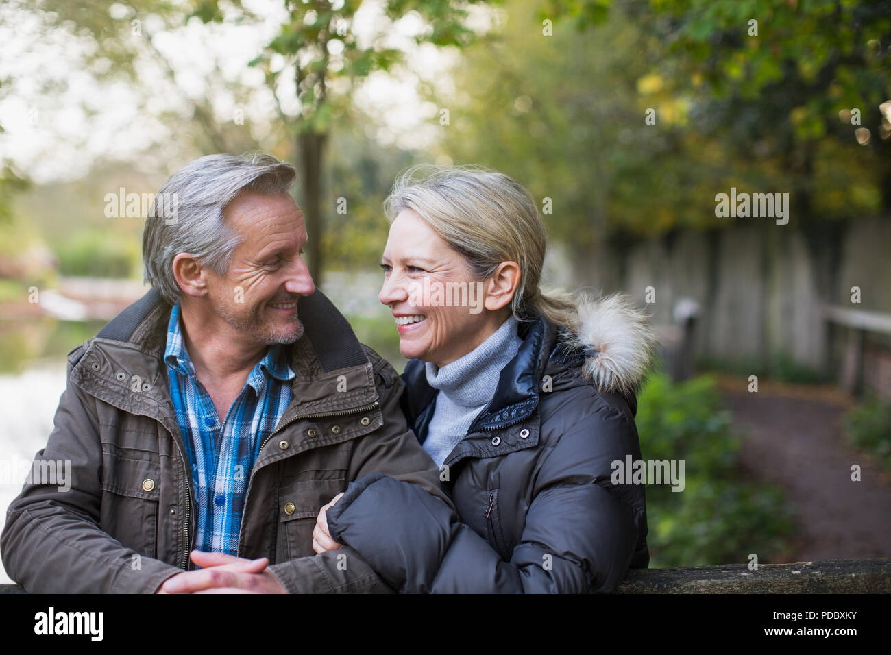 Feliz pareja madura en otoño park Foto de stock