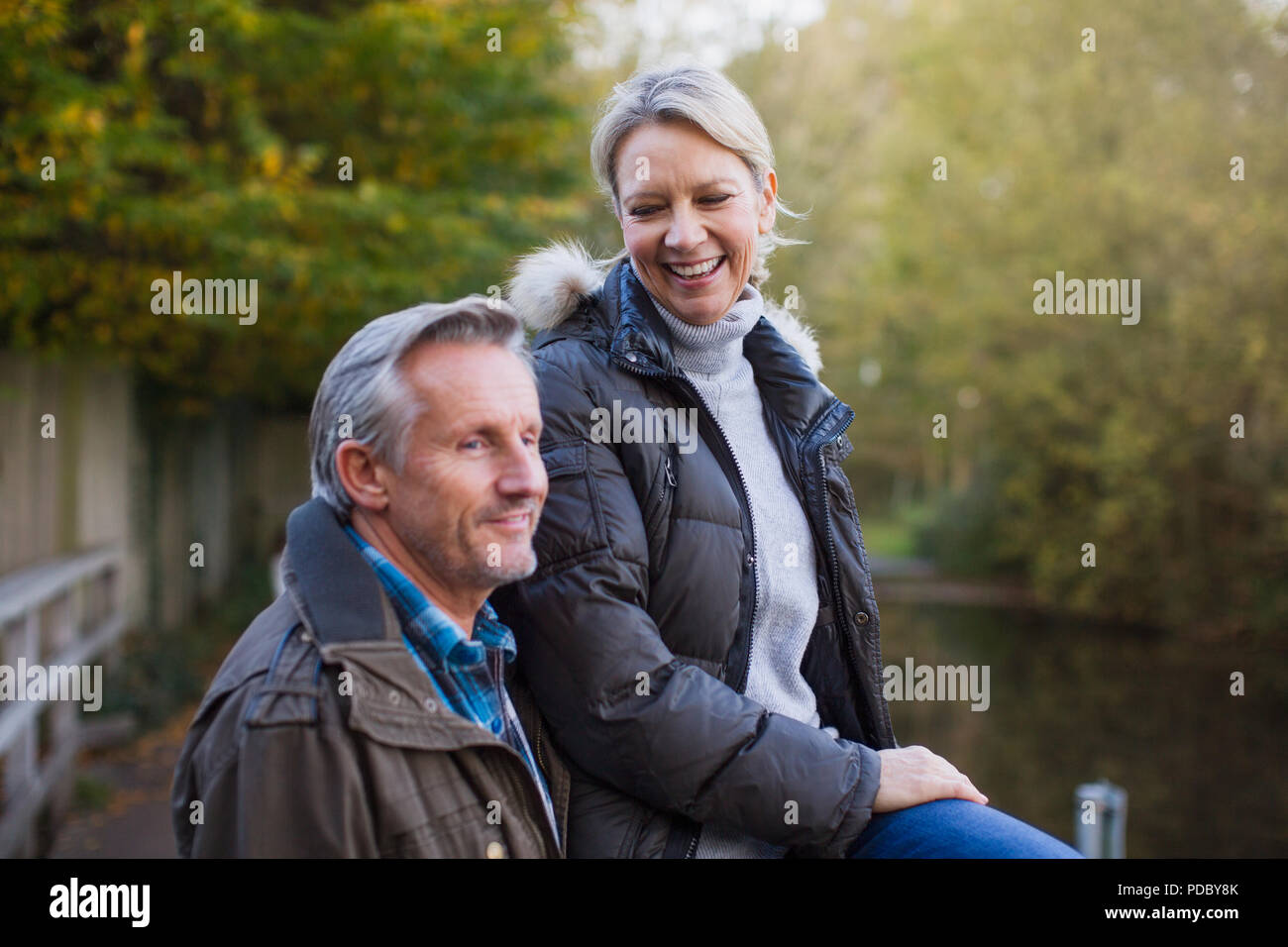 Feliz pareja madura en otoño park Foto de stock