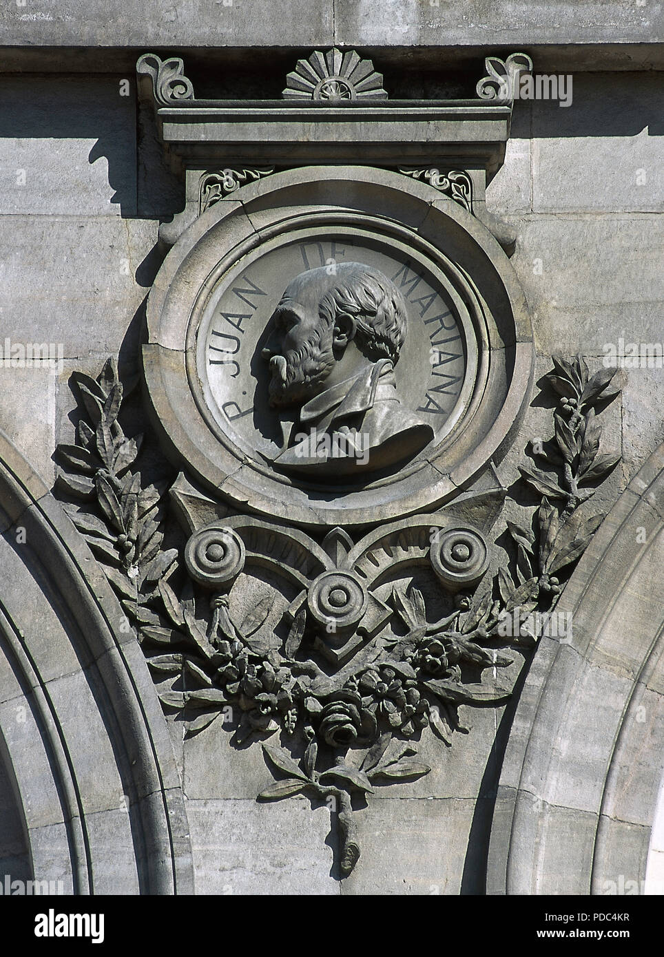 Juan de Mariana (1536-1624). Jesuita español. Alivio en un medallón. Detalle de la fachada de la Biblioteca Nacional. Madrid, España. Foto de stock
