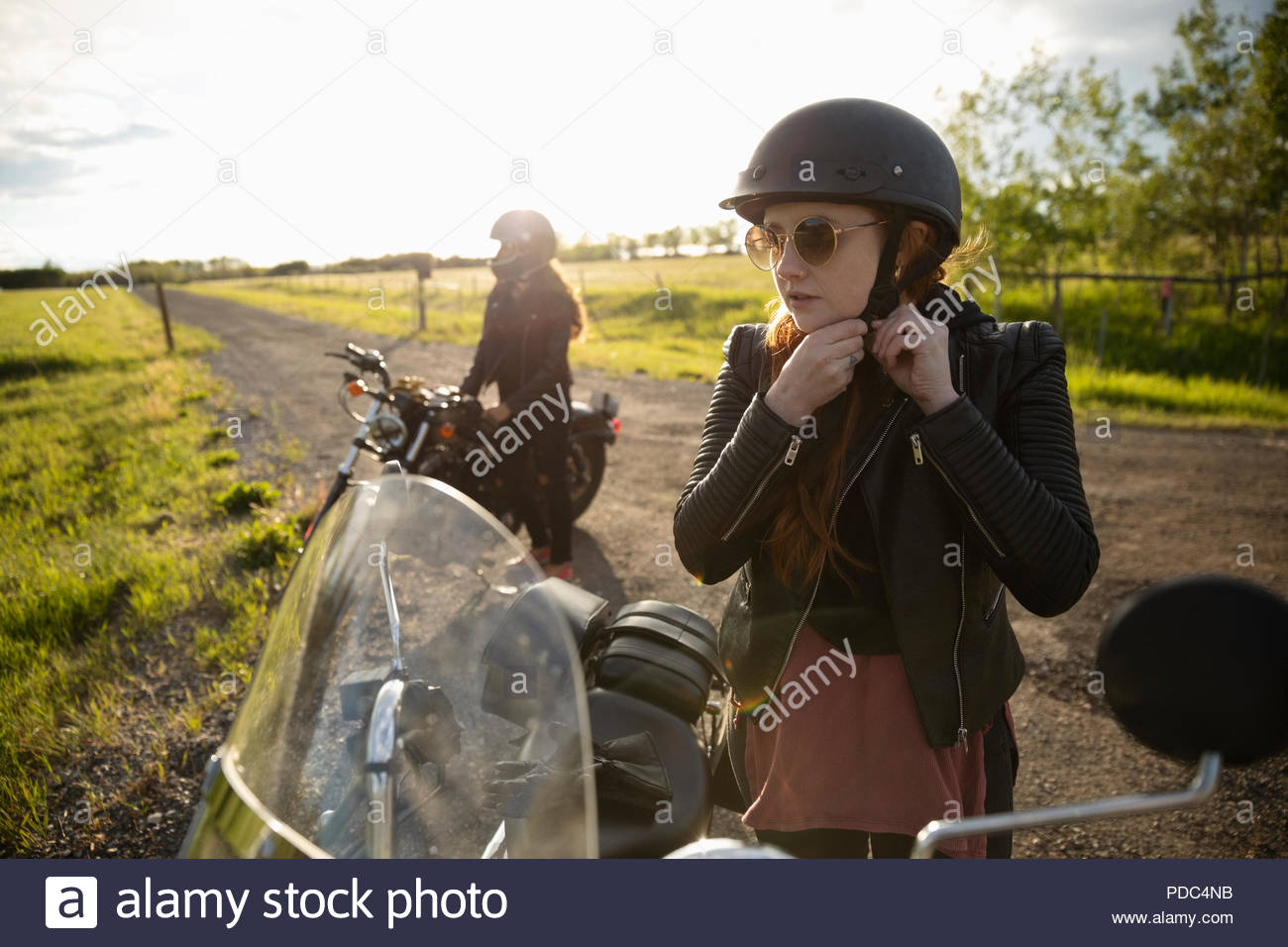 Mujer con casco de moto fotografías e resolución Alamy