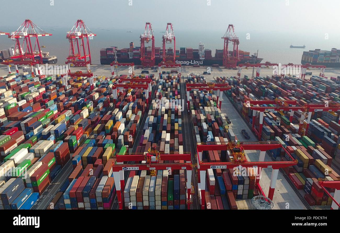 Beijing, China. El 25 de julio de 2018. Foto aérea tomada el 25 de julio de  2018, muestra la fase IV del puerto de aguas profundas de Yangshan, un  sistema automatizado de