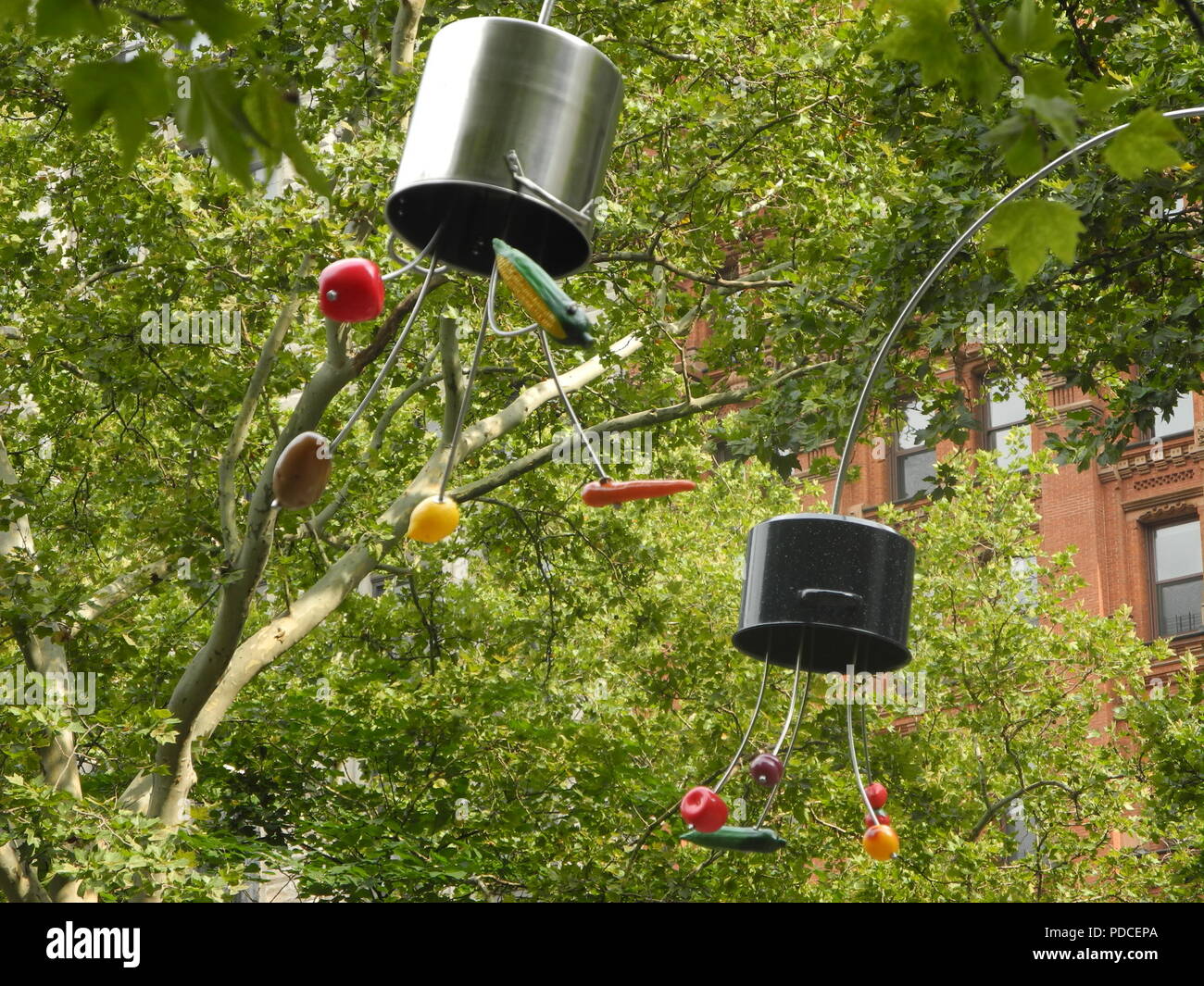 Nueva York, Estados Unidos. 07 Aug, 2018. Los árboles de las sartenes,  ollas y coladores de goteo por el artista estadounidense Bill Wurtz, que  normalmente sólo aparece como B. Wurtz. Forman parte