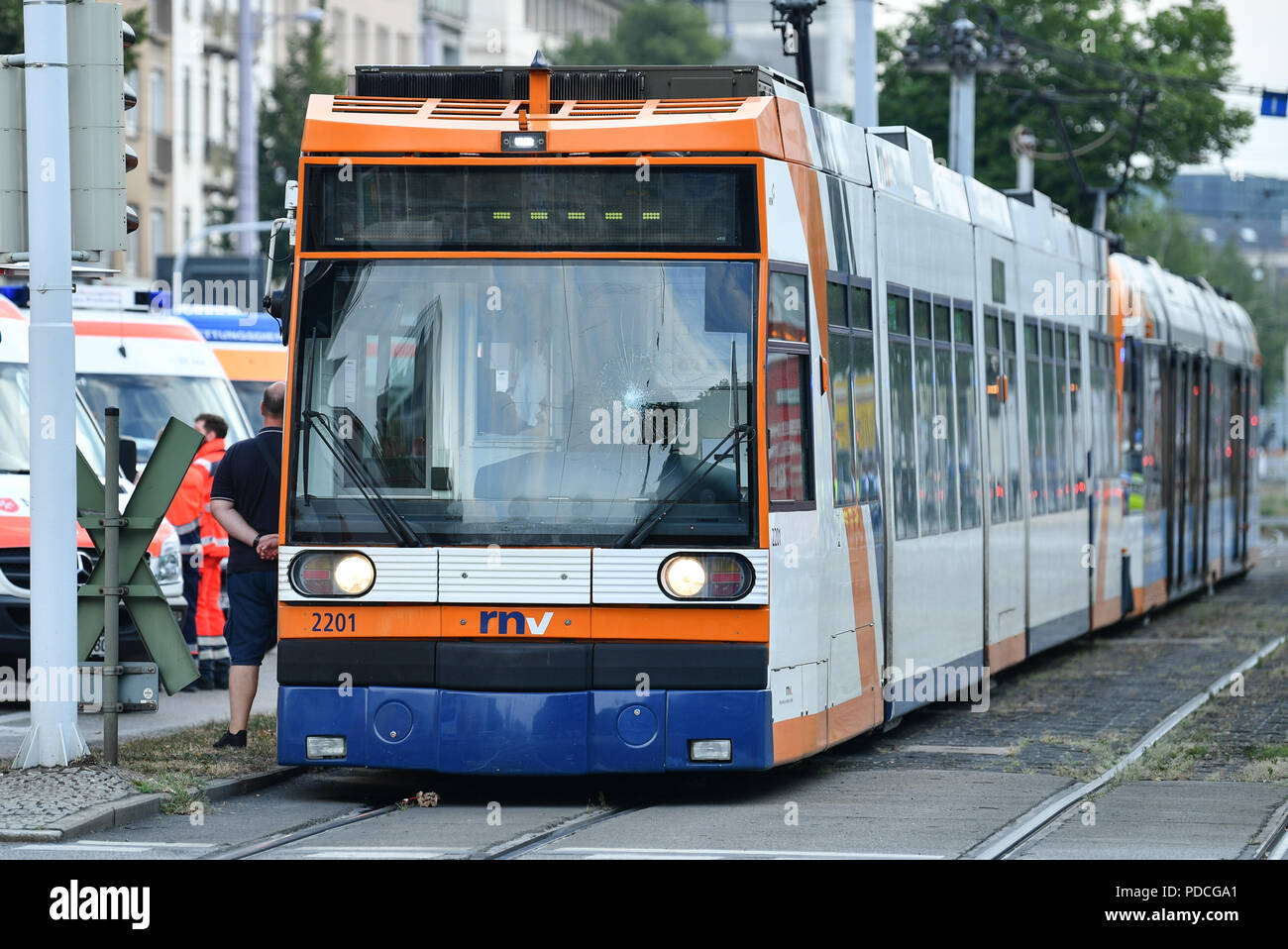 Mannheim, Alemania. 09Aug, 2018. 09.08.2018, Baden-Württemberg, Mannheim: Un tranvía se encuentra en Kaiserring accidental. Unas 20 personas resultaron heridas en la colisión de dos tranvías. Crédito: Uwe Anspach/dpa/Alamy Live News Foto de stock