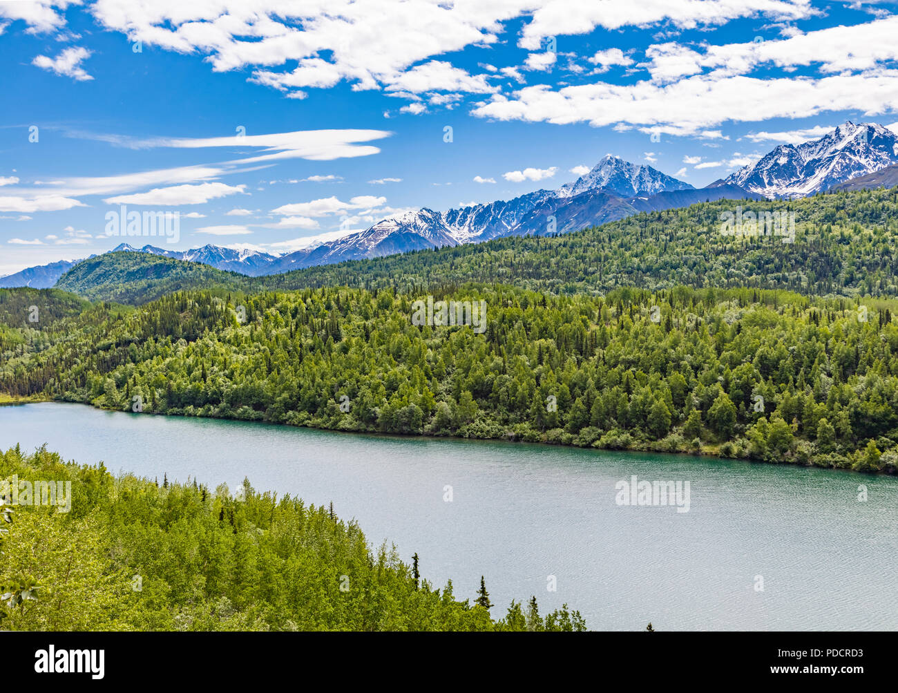 El lago a lo largo de la carretera entre Glenn y Glennallen Anchorage en Alaska Foto de stock