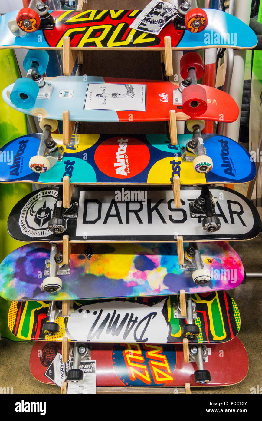 Coloridas tablas de skate en un soporte de pantalla para la venta  Fotografía de stock - Alamy