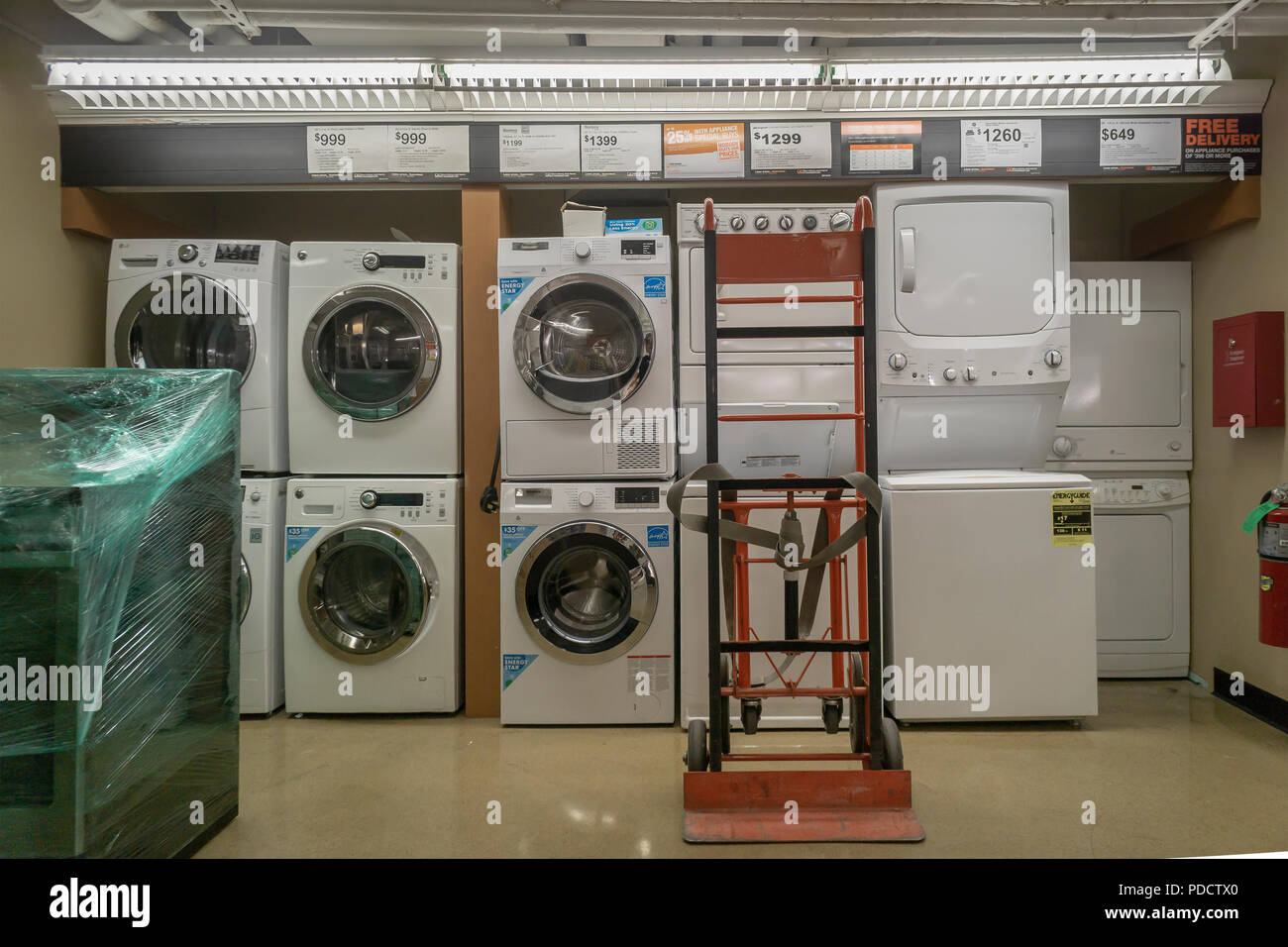 Emigrar Melodramático hipocresía Varias marcas de lavadoras y secadoras residencial en la pantalla en un  Home Depot en Nueva York el viernes, 27 de julio de 2018.Los aranceles  sobre el aluminio y el acero son