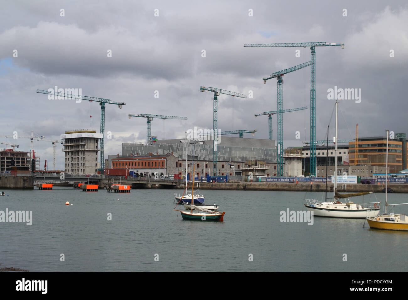 Grúas de construcción que salpican el horizonte en el lado norte de los Docklands de Dublín. Foto de stock
