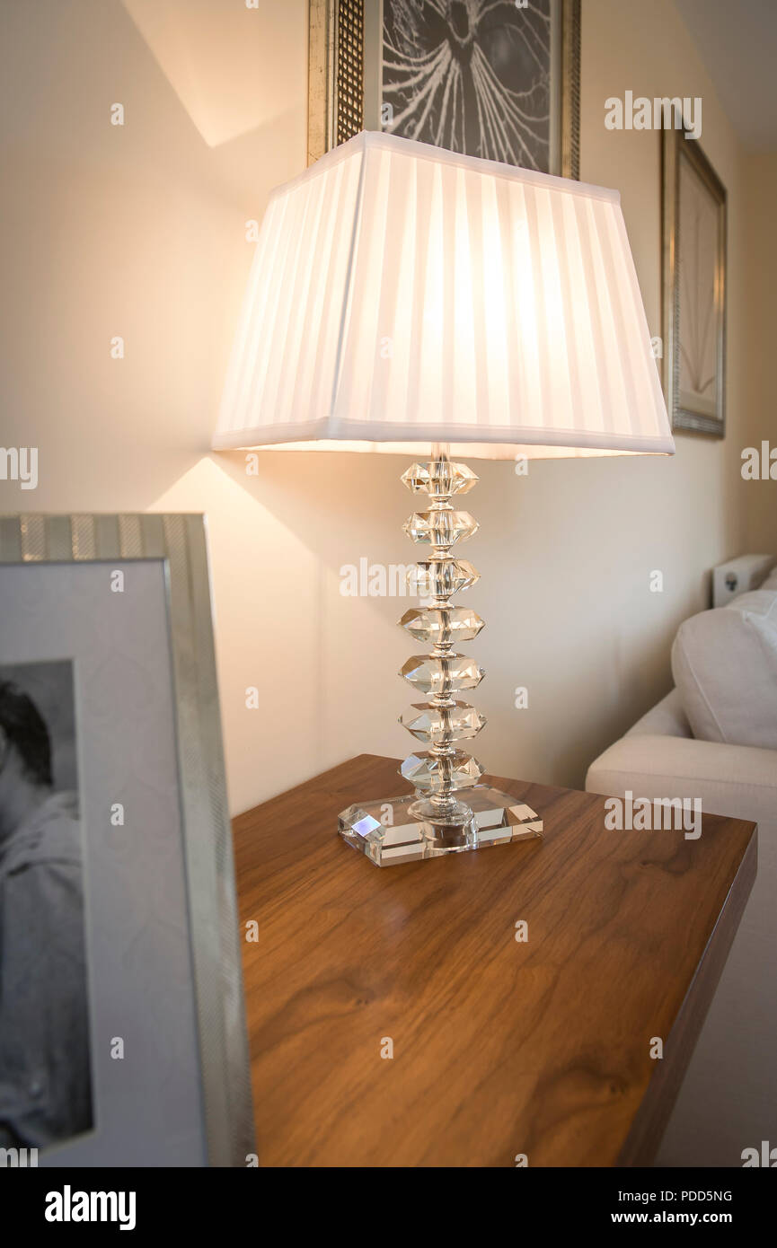 Bonita lámpara de mesa en una casa contemporánea Fotografía de stock - Alamy