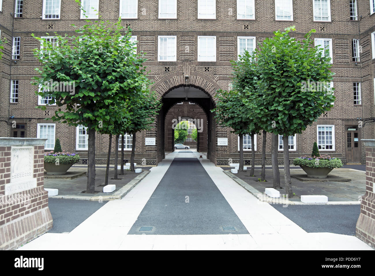 Exterior de Swan Court, 1930 bloque de apartamentos art deco en el Chelsea manor street, Chelsea, Londres, Inglaterra Foto de stock