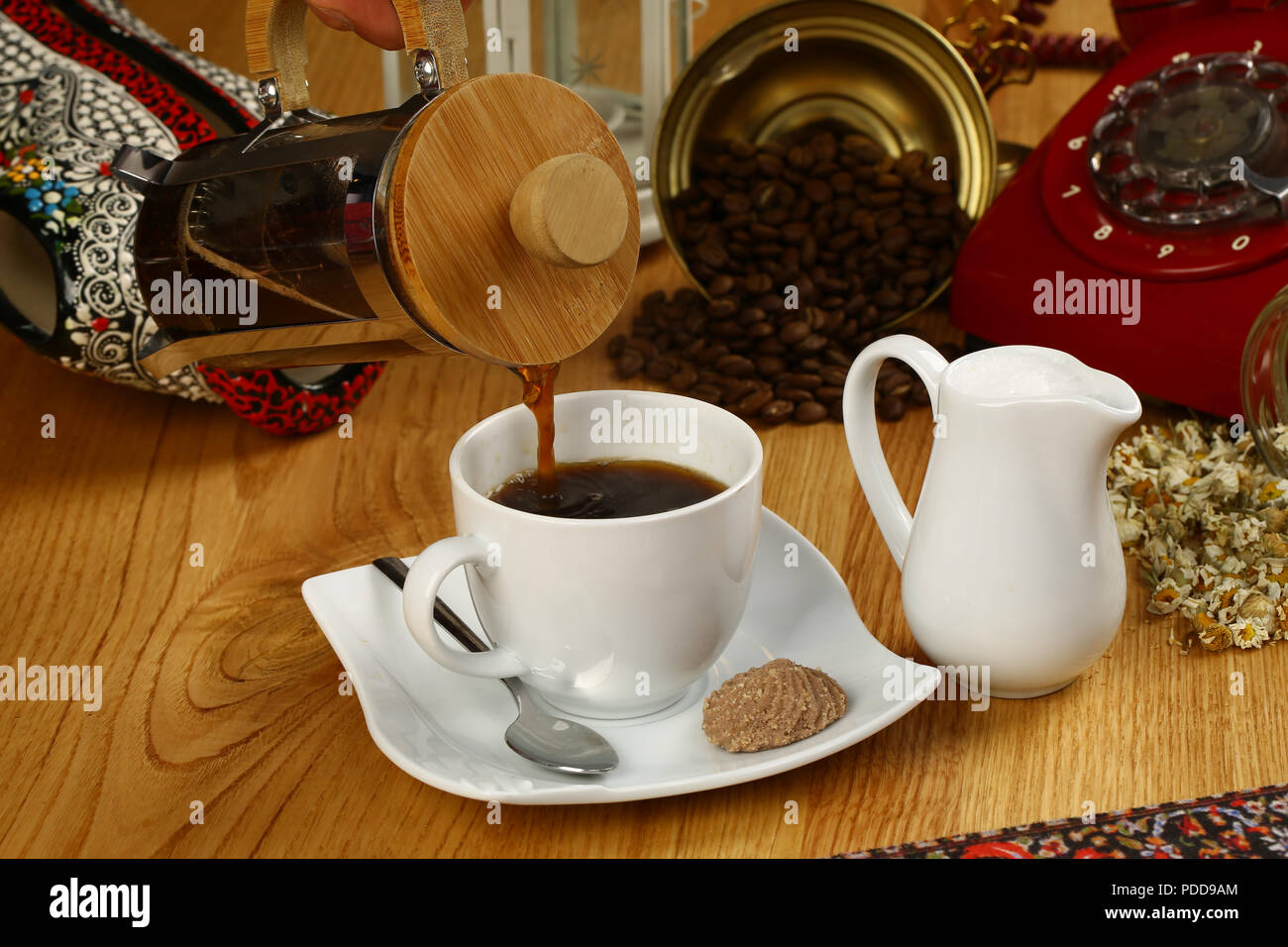 Cafetera francesa y taza fotografías e imágenes de alta resolución - Alamy