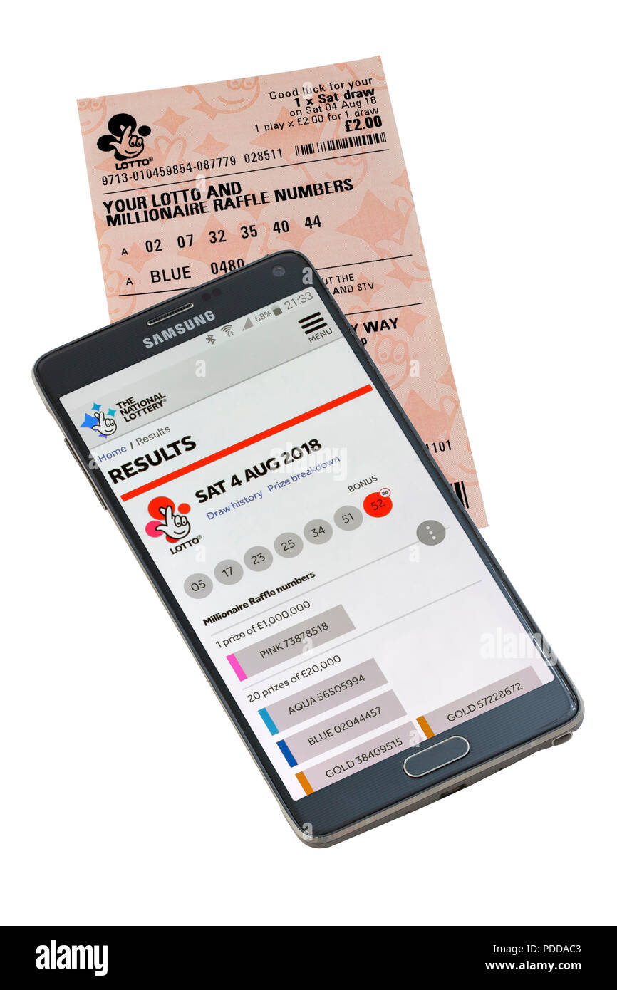 Smart Phone y billete de lotería aislado sobre un fondo blanco, la comprobación de los resultados Foto de stock