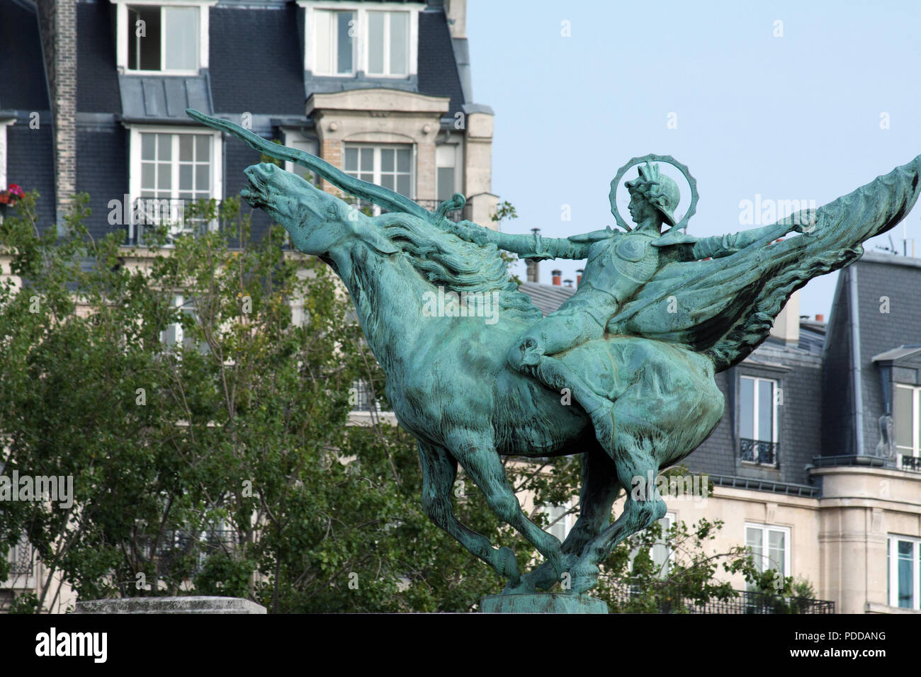 Estatua de Juana de Arco a caballo, monumento en París, Pont de Bir-Hakeim Foto de stock