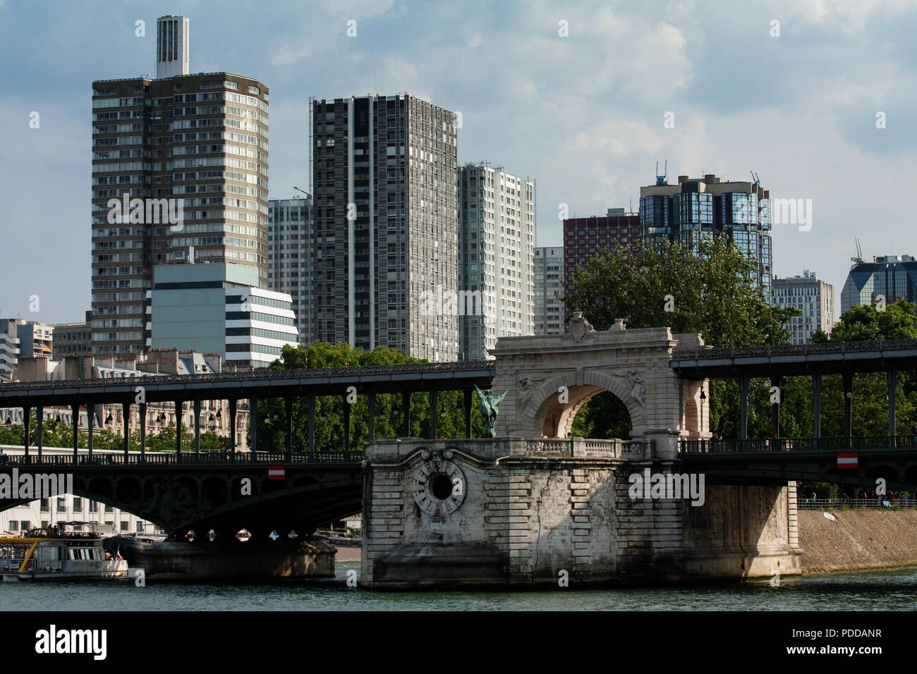 Pont de Bir-Hakeim, puente en París con Joan de Arc monumento Foto de stock