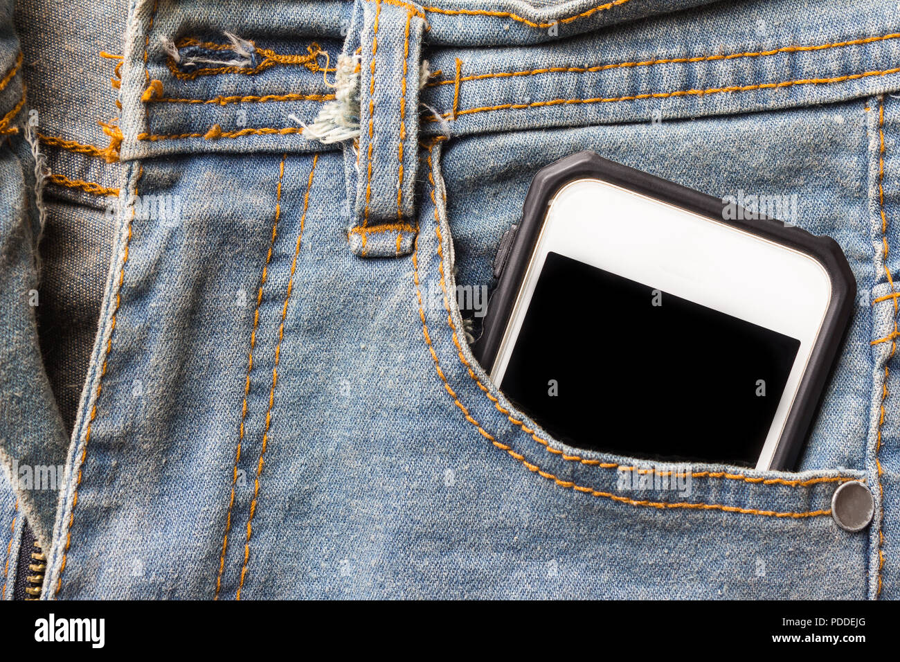Teléfono celular en el bolsillo de los pantalones vaqueros fotografías e  imágenes de alta resolución - Alamy