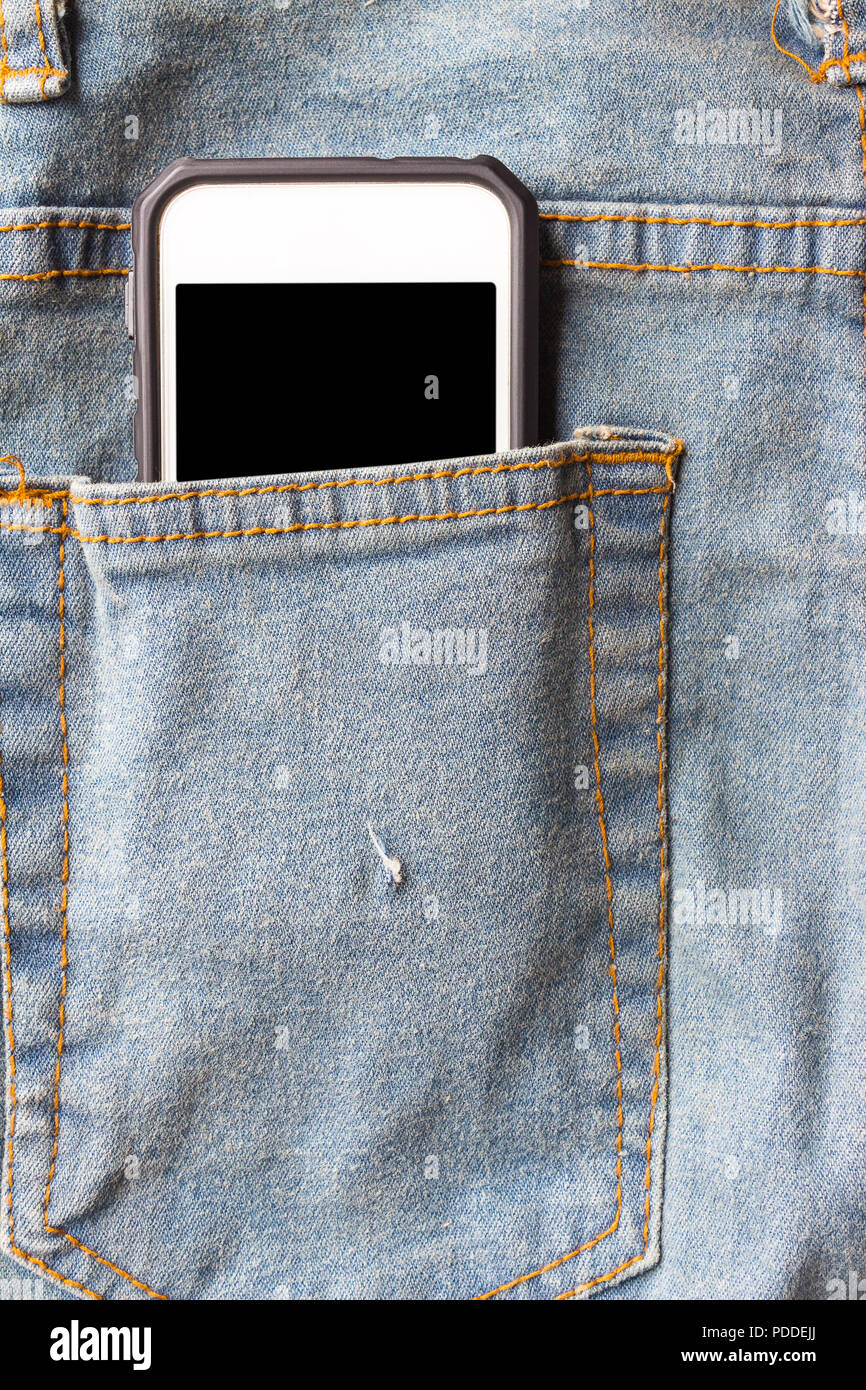 Teléfono celular en el bolsillo de los pantalones vaqueros fotografías e  imágenes de alta resolución - Alamy