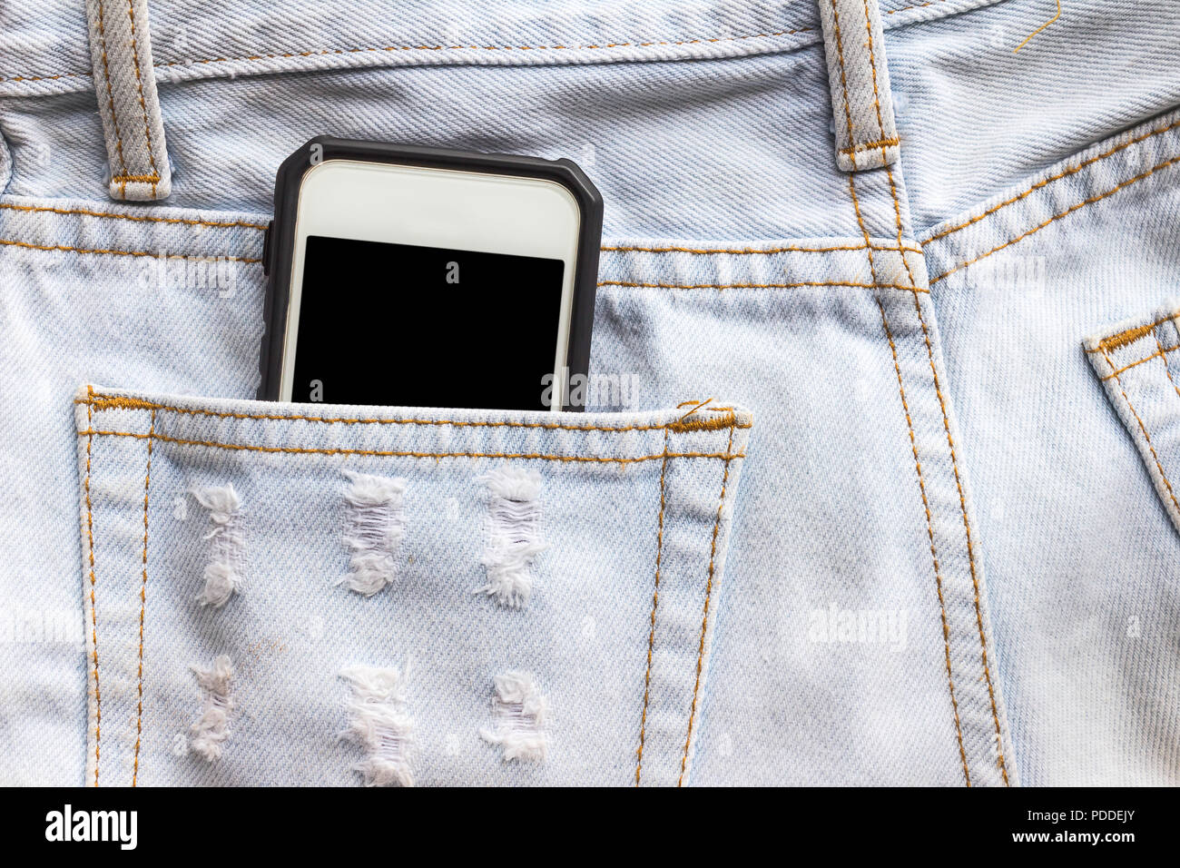 Teléfono celular en el bolsillo de los pantalones vaqueros fotografías e  imágenes de alta resolución - Página 2 - Alamy