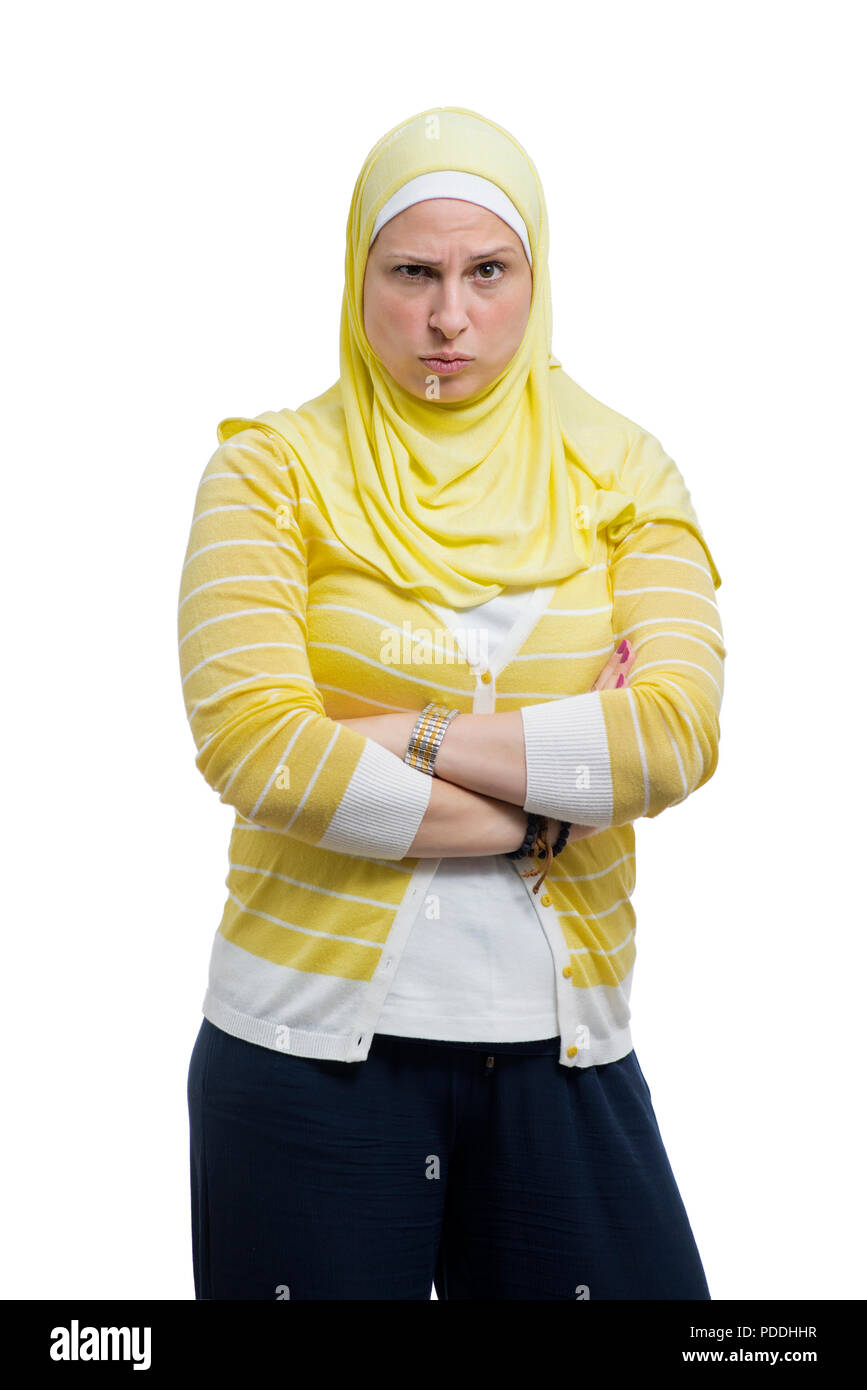 Hermosa mujer musulmana moderna molesta aislado sobre fondo blanco. Foto de stock