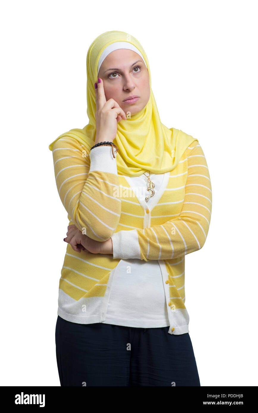 Hermosa mujer musulmana moderna pensar aislado sobre fondo blanco. Foto de stock