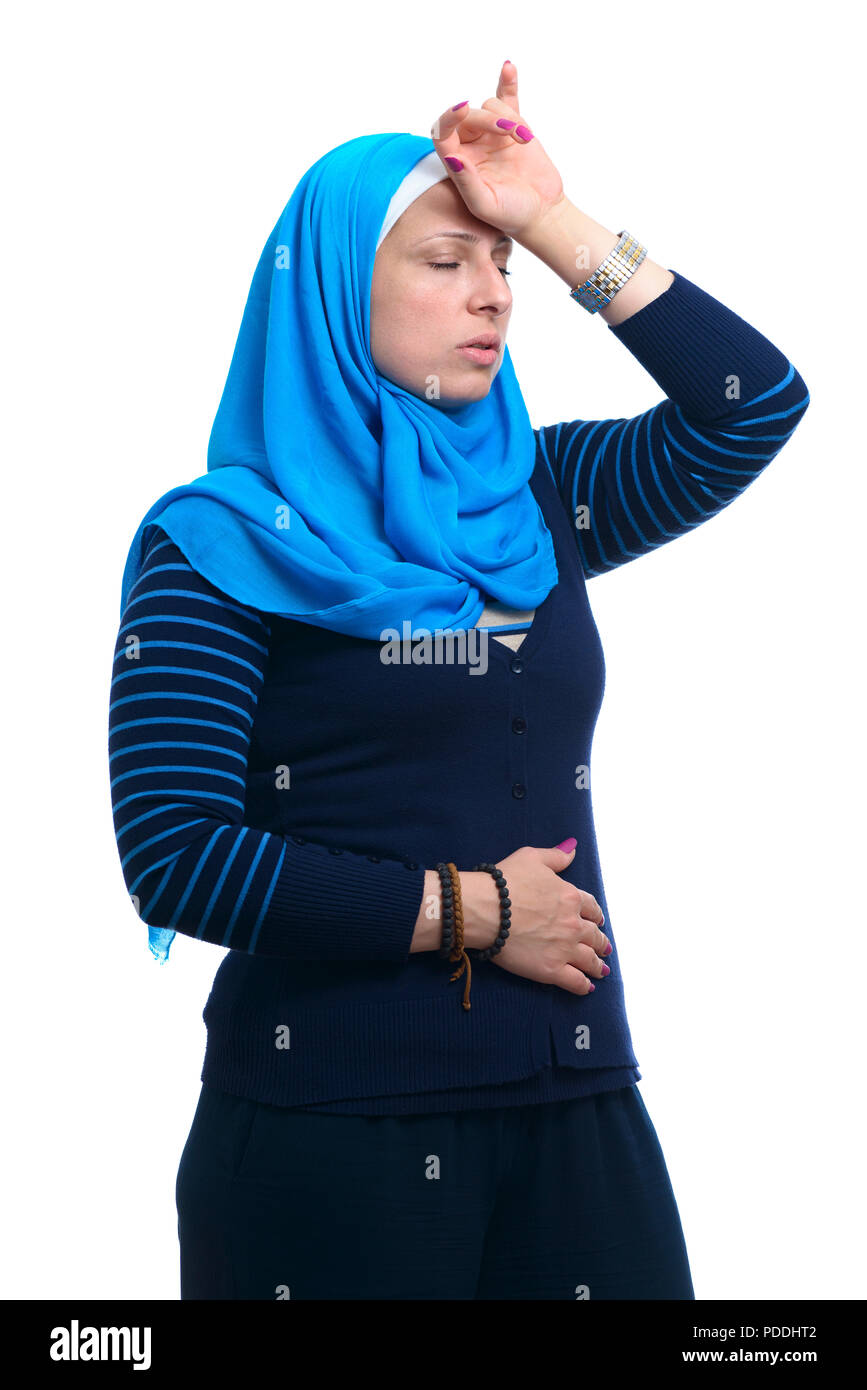 Hermosa mujer enferma musulmana moderna aislado sobre fondo blanco. Foto de stock