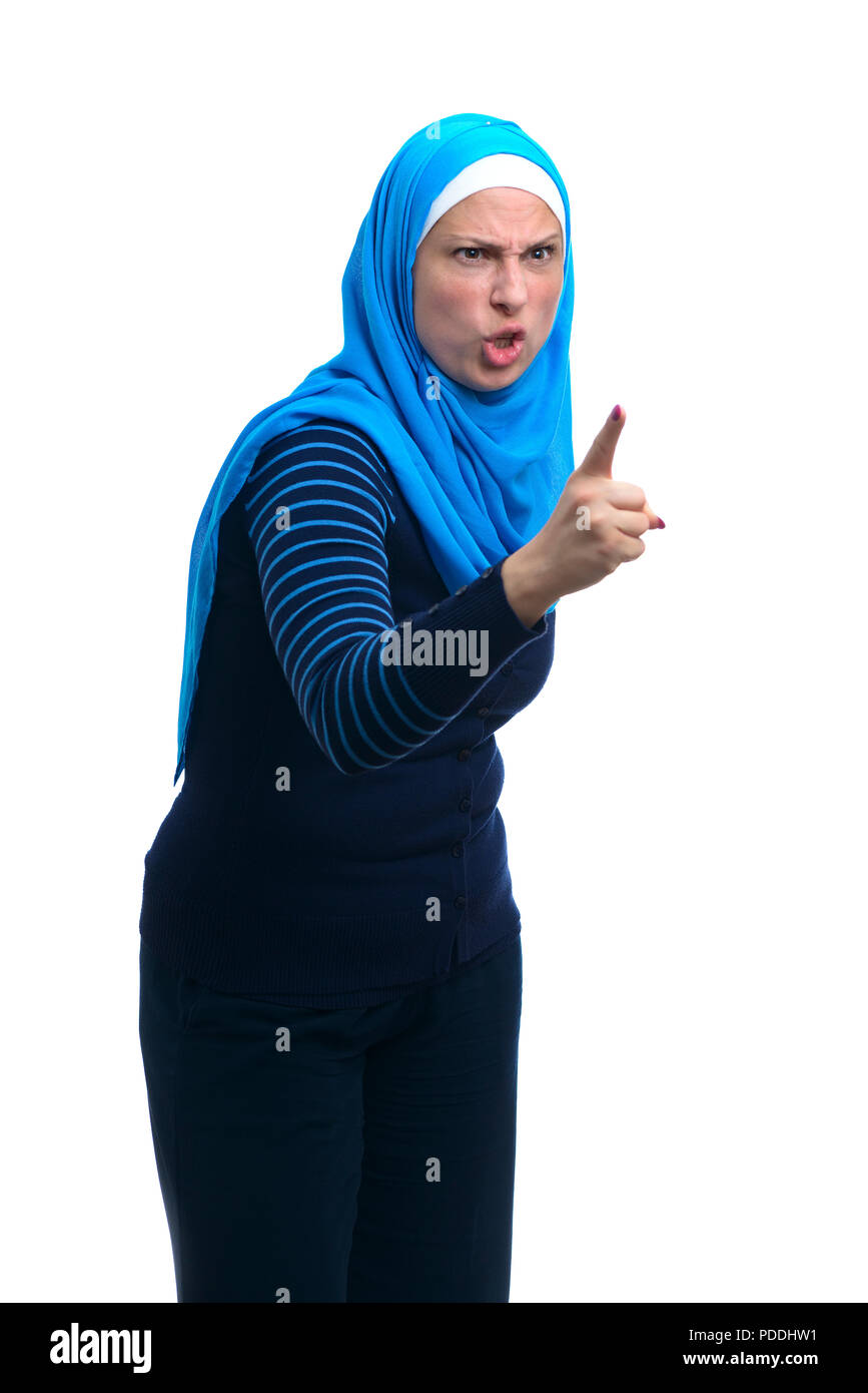 Hermosa mujer musulmana moderna hablando con ira aislado sobre fondo blanco. Foto de stock