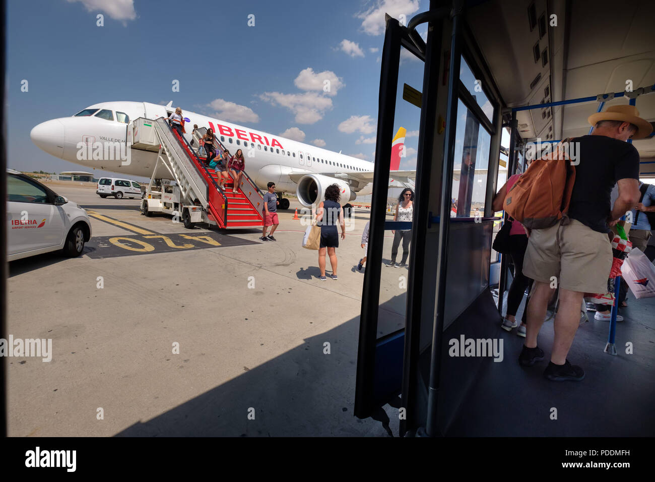 Los pasajeros desembarcan de un avión de Iberia Foto de stock