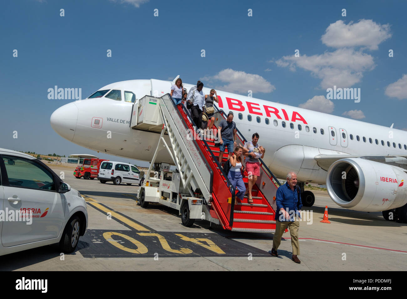 Los pasajeros desembarcan de un avión de Iberia Foto de stock