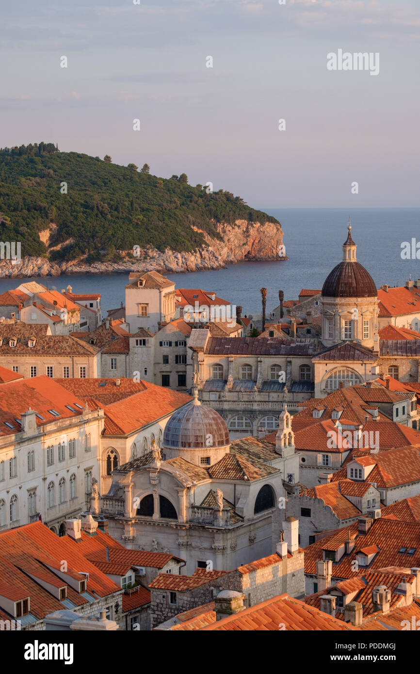 Vista aérea de la isla de Lokrum, iglesia de San Blas y la Catedral de la Asunción en el casco antiguo de Dubrovnik, Croacia, Europa Foto de stock