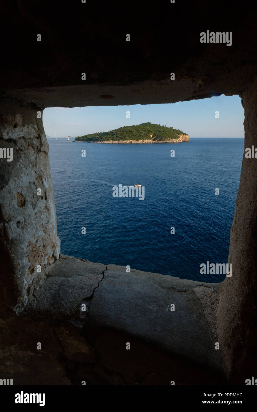 Lokrum Island vistos desde un agujero en las murallas del casco antiguo de Dubrovnik, Croacia, Europa Foto de stock