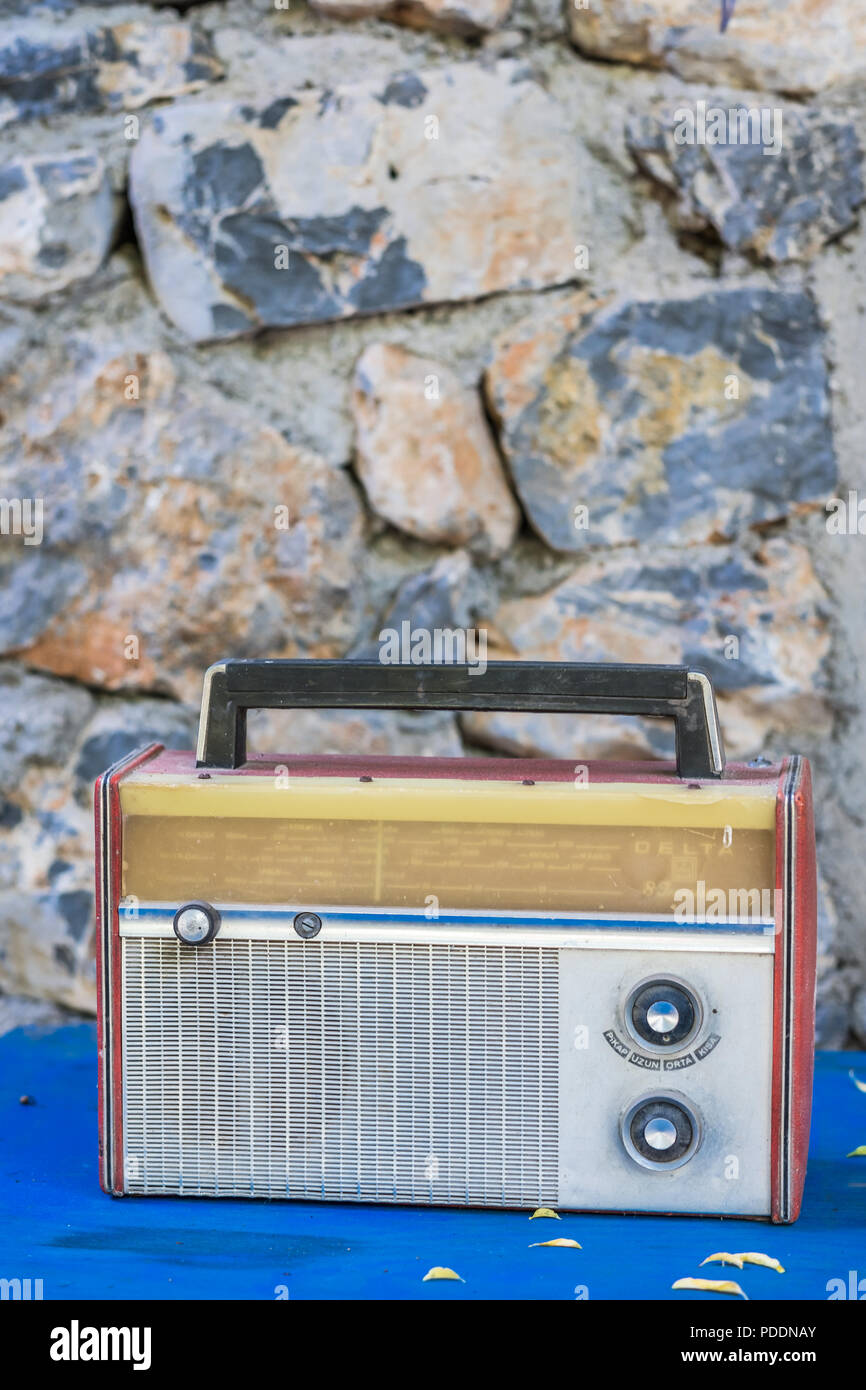 Antigua radio retro delante del muro de piedra antecedentes Fotografía de  stock - Alamy