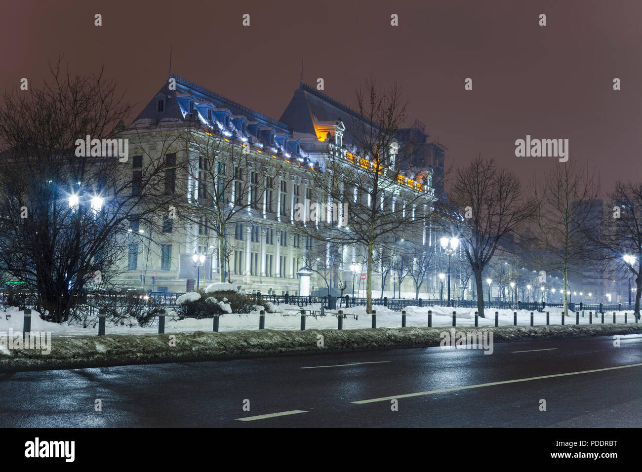 En la noche de la ciudad de Bucarest. Palacio de Justicia Foto de stock