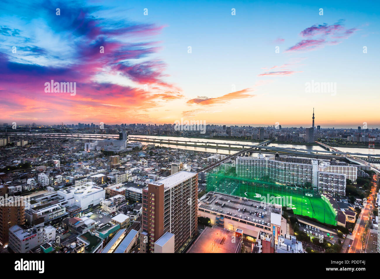 Concepto de negocio y cultura - vistas panorámicas del horizonte de la ciudad de ojo de pájaro moderno vista aérea con Monte Fuji y Tokio skytree bajo el espectacular atardecer y resplandor Foto de stock